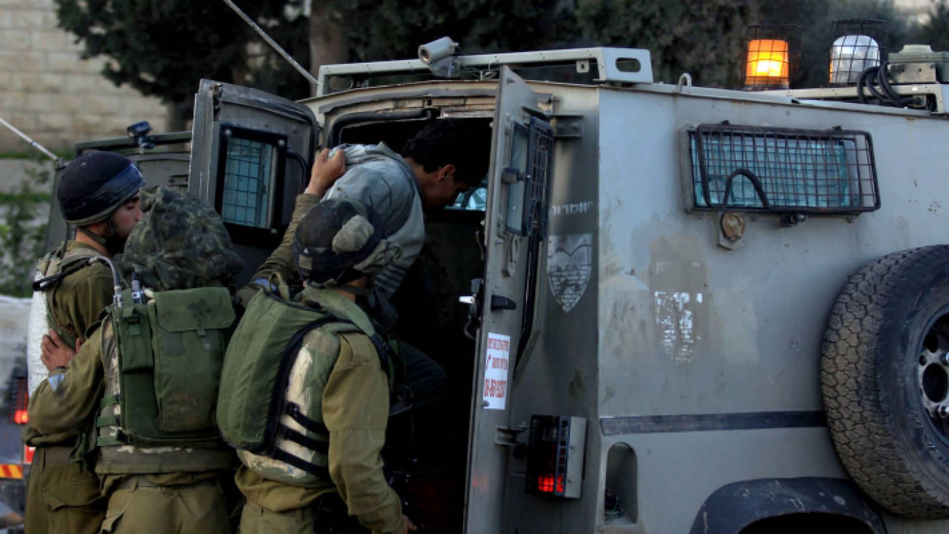 اعتقال شاب فلسطيني من قبل قوات الاحتلال