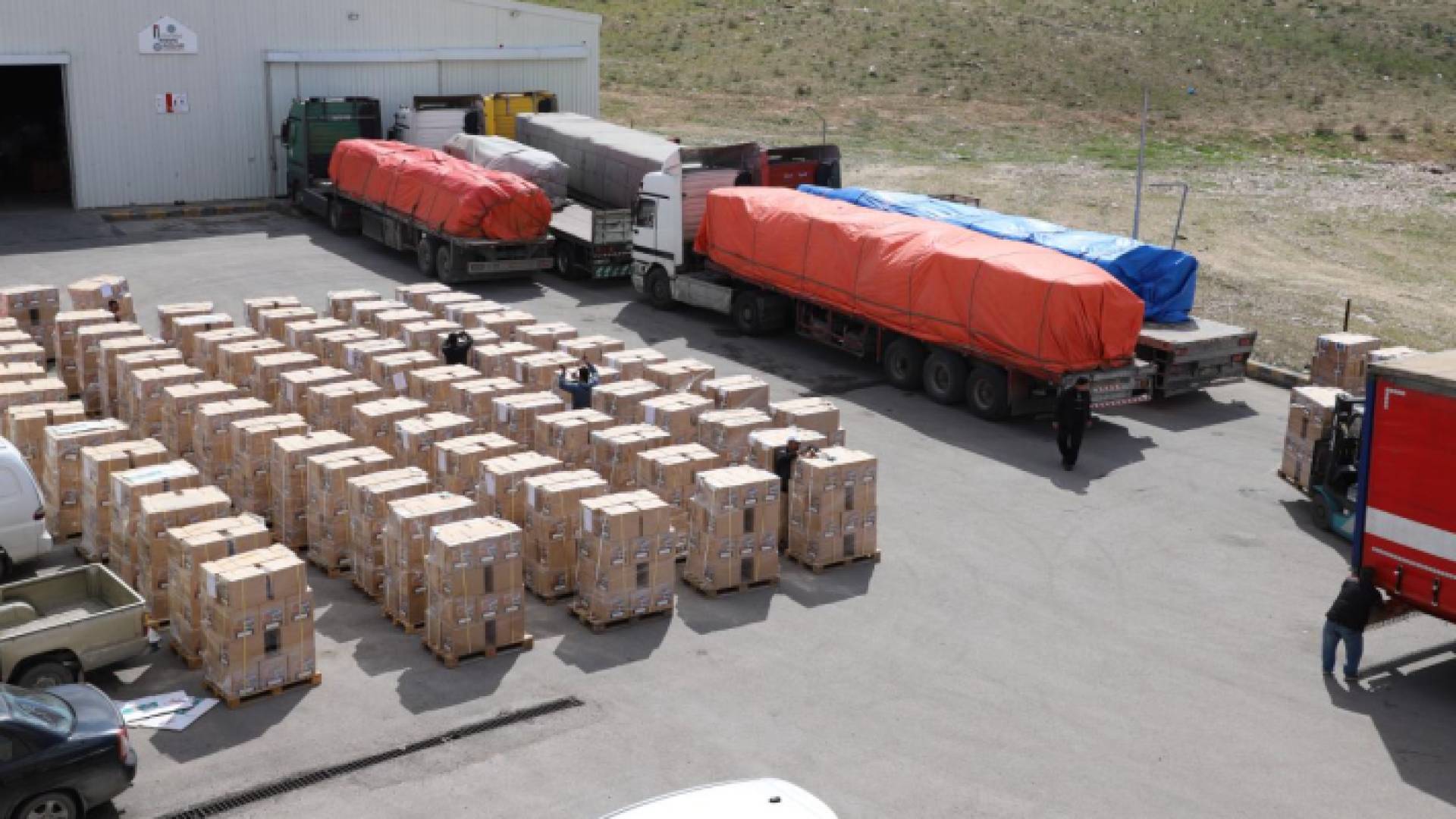 مساعدات غذائية إلى الأهل في غزة