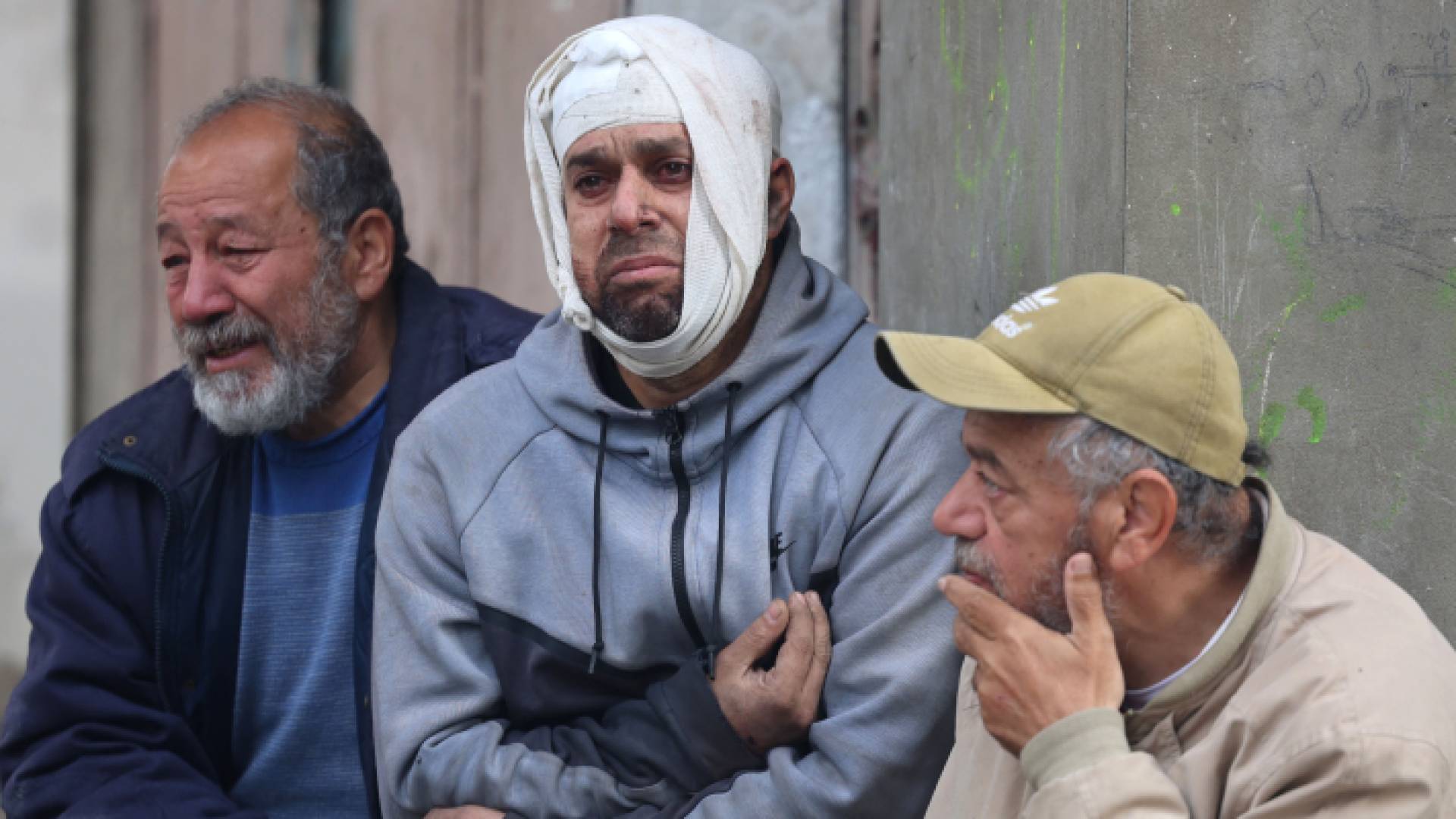 غزيون يبكون حزنا على الوضع الكارثي في القطاع