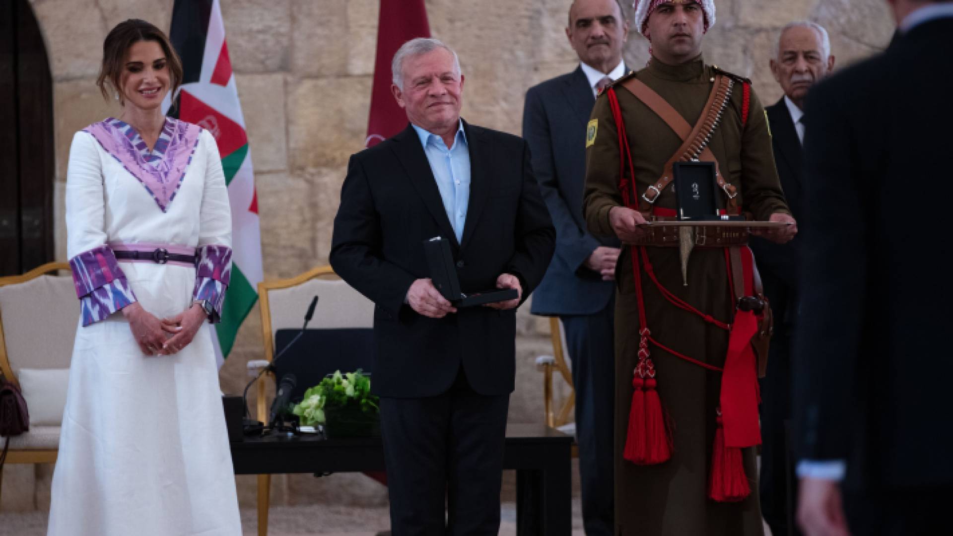 الملك عبد الله الثاني ينعم بميدالية اليوبيل الفضي على شخصيات ومؤسسات في محافظة العقبة