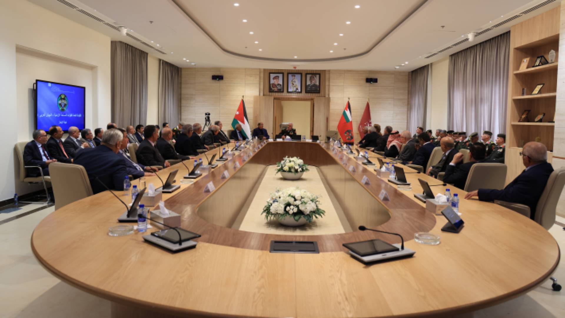 استماع الوفد الضيف إلى إيجاز عن مقر القيادة العامة الجديد