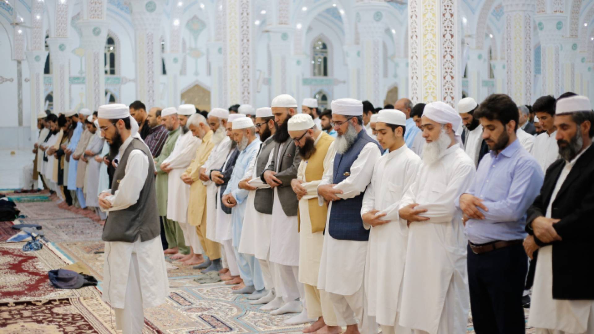 مسلمون يؤدون الصلاة - أرشيفية