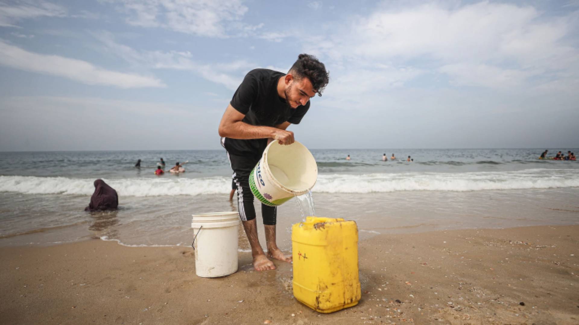 فلسطيني يحاول الحصول على المياه في غزة