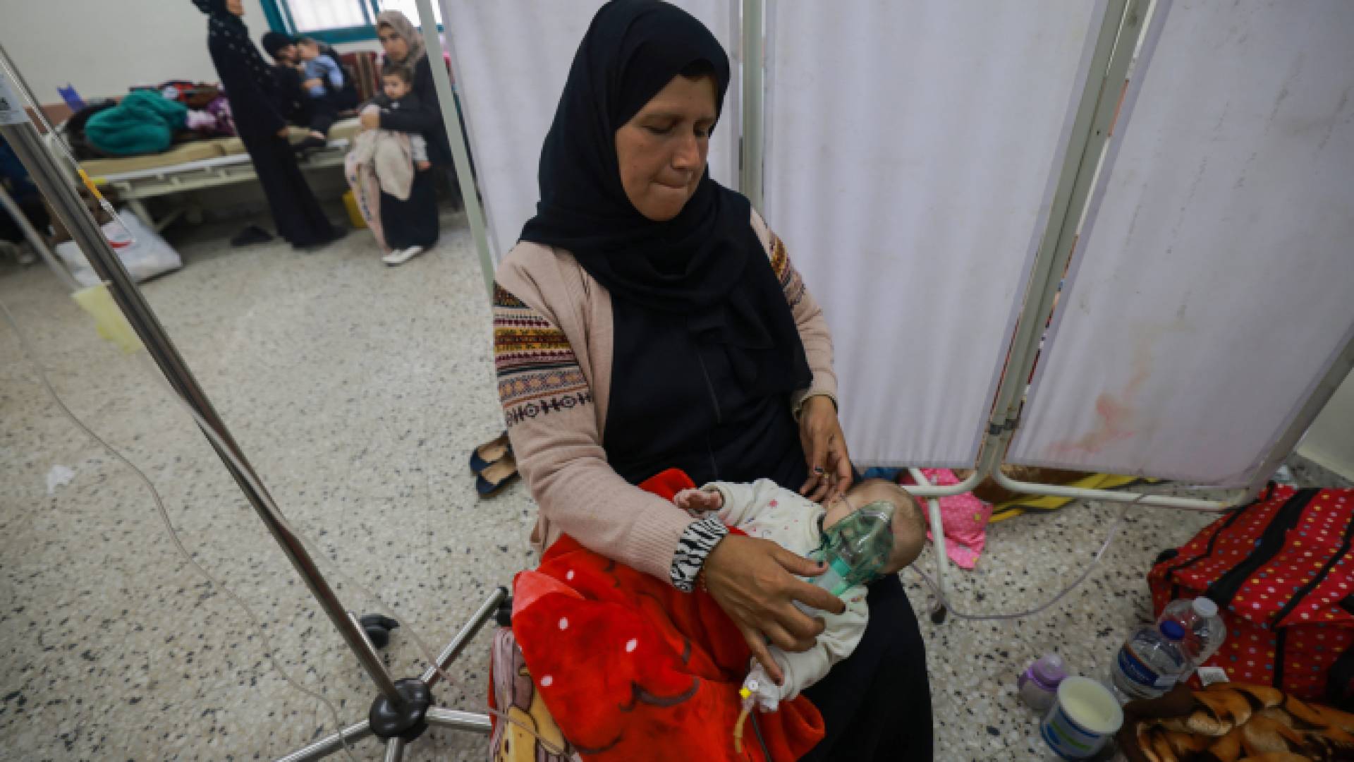 طفل فلسطيني يعاني من سوء التغذية يتلقى العلاج في مركز للرعاية الصحية في رفح جنوبي قطاع غزة