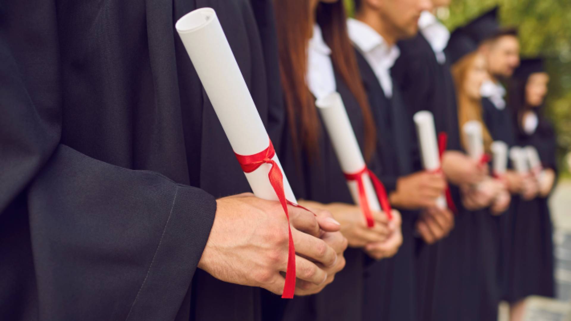 منح دراسية مقدمة من الوكالة الرومانية للاستثمار