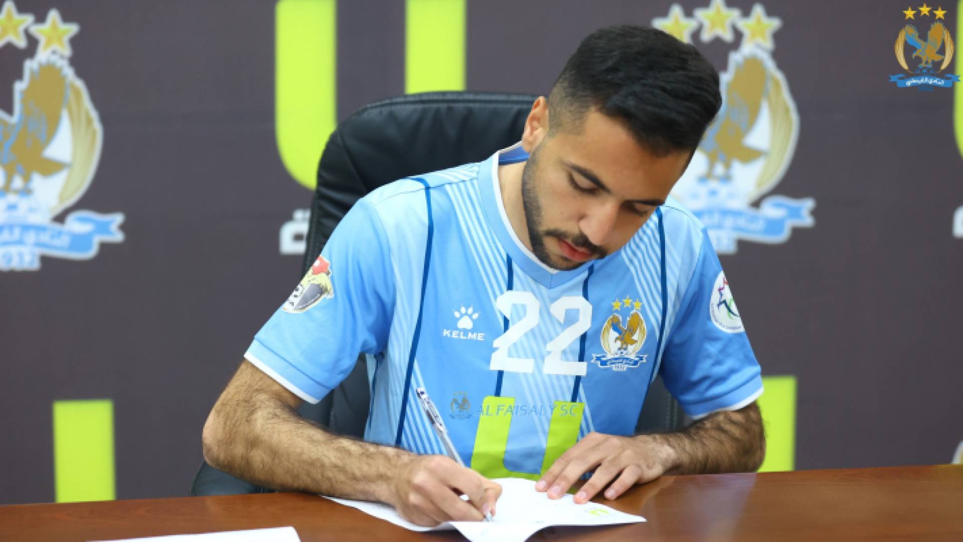 من توقيع العقود