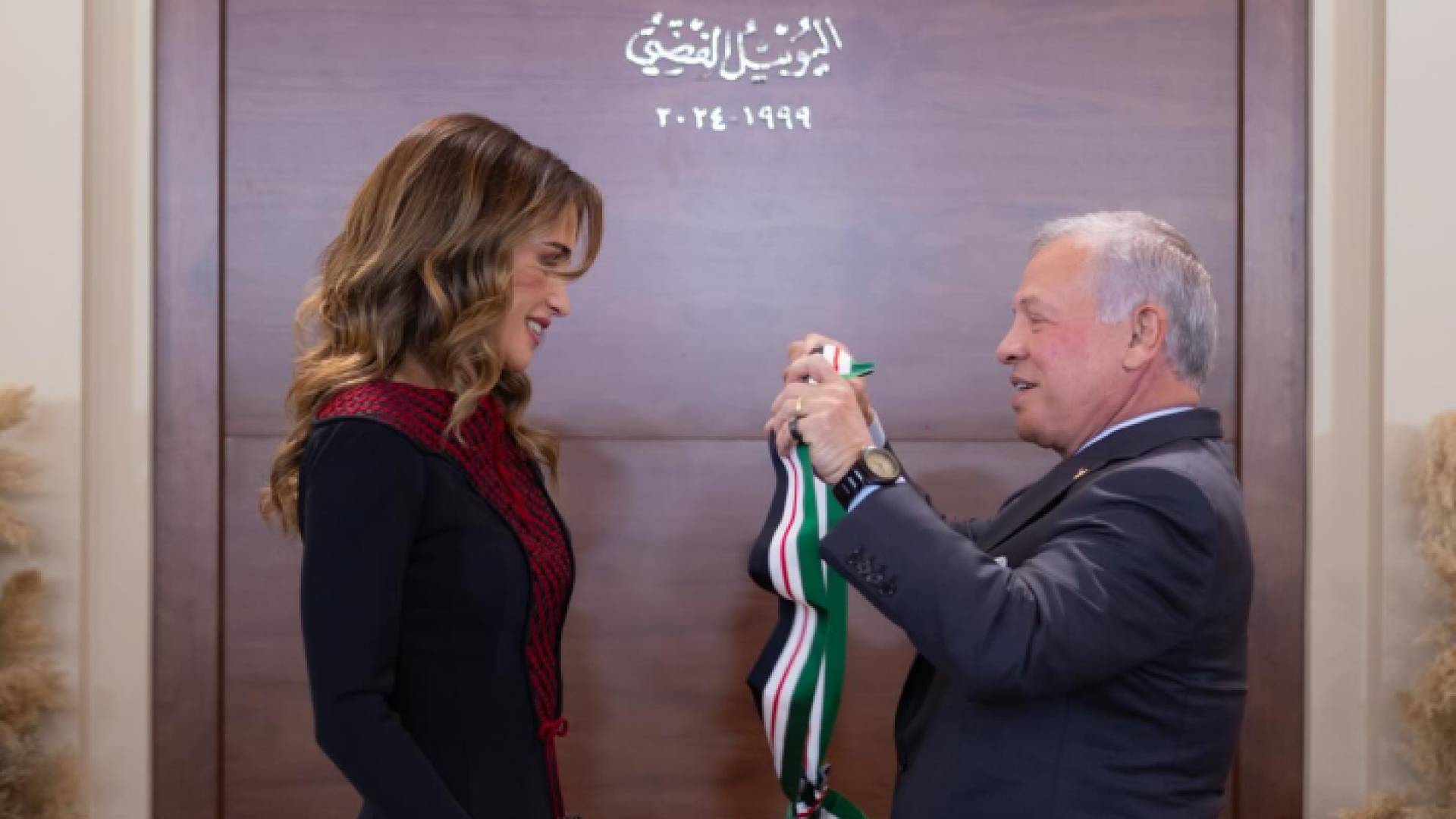جلالة المك عبدالله الثاني أثناء تقليد جلالة الملكة وسام النهضة المرصع