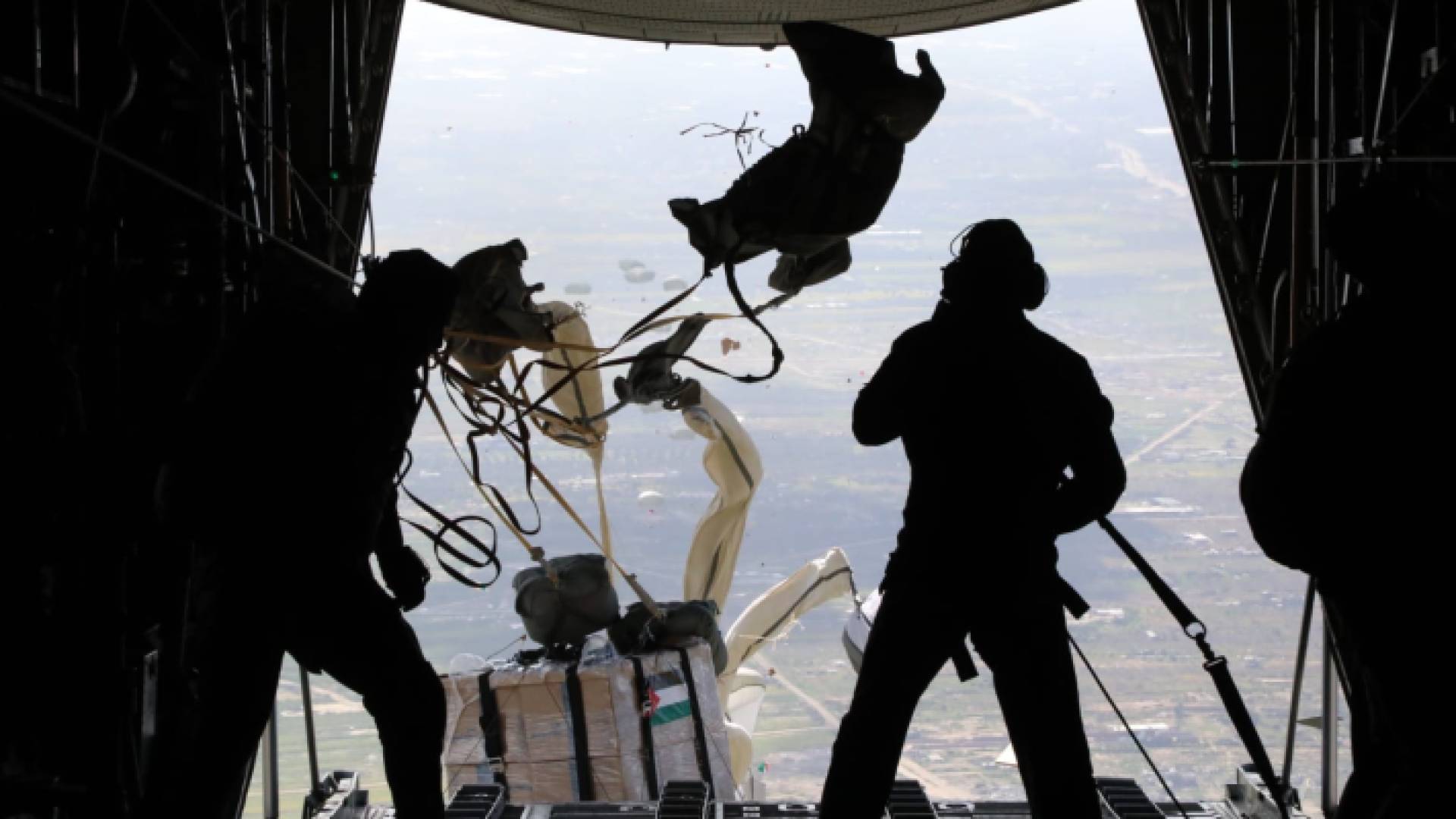 لحظة إنزال الجيش العربي مساعدات فوق قطاع غزة