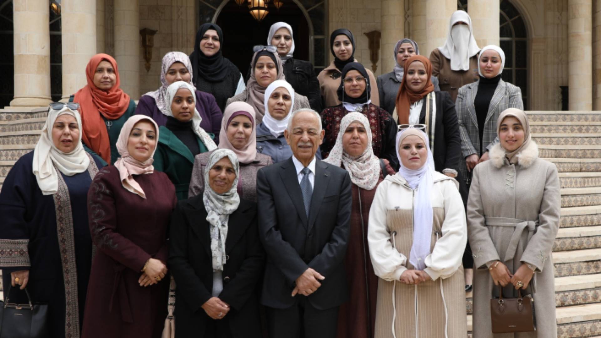 خلال لقاء رئيس الديوان الملكي الهاشمي يوسف العيسوي وفدا من سيدات محافظة معان