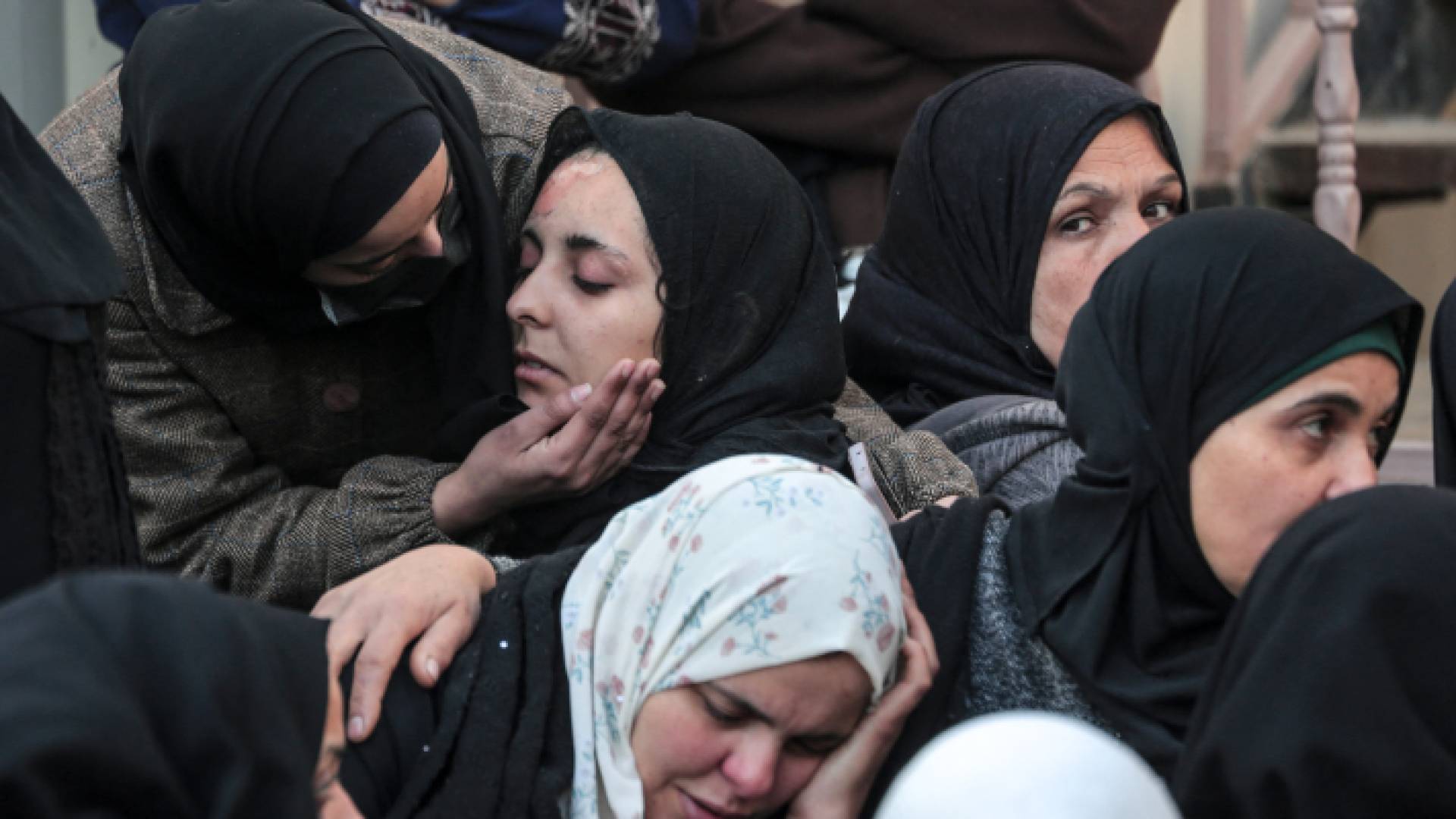 فلسطينيات يبكين بعد إلقاء نظرة الوداع على أحد أقاربهن الذي استشهد بعدوان الاحتلال على غزة