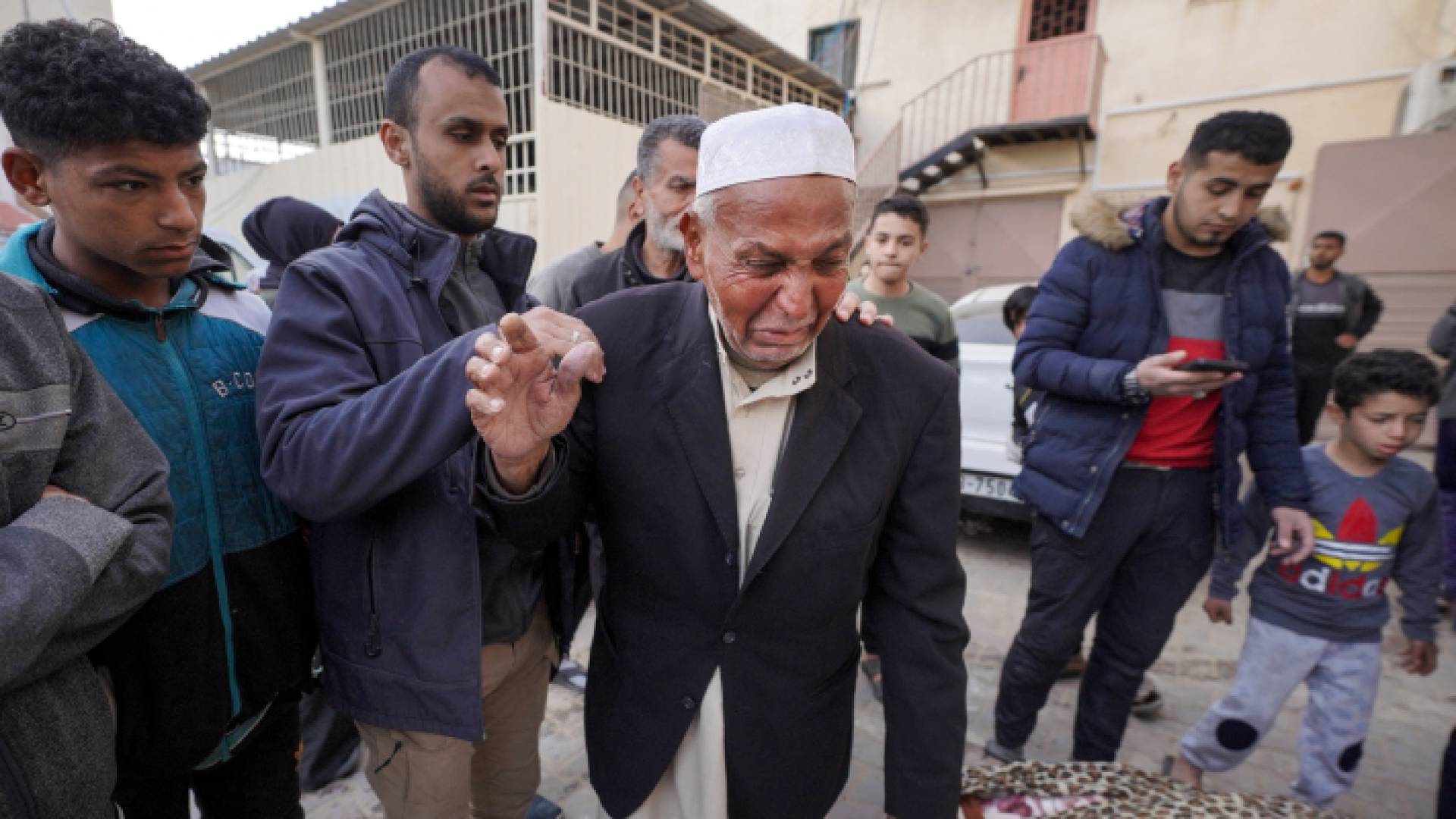 فلسطينيون يلقون النظرة الأخيرة على شهداء في دير البلح وسط قطاع غزة