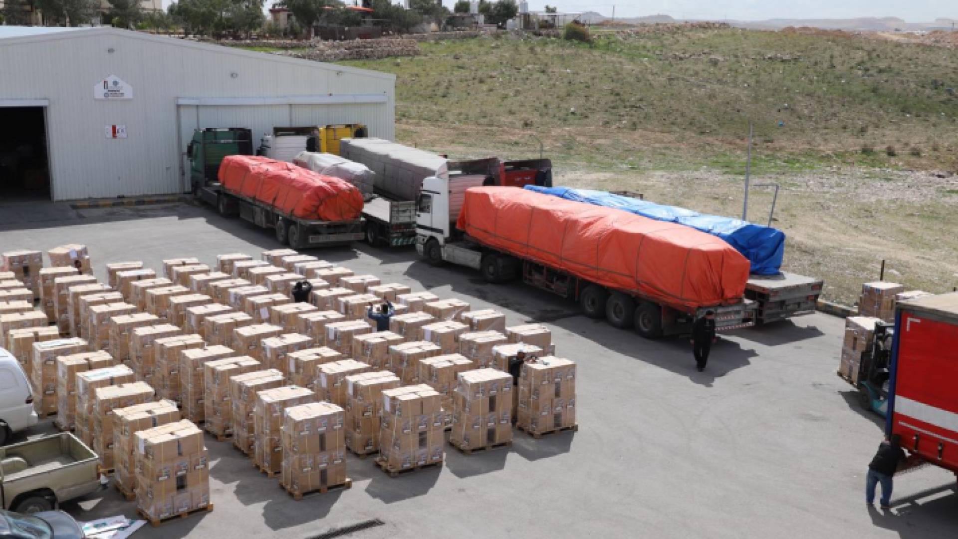 مساعدات غذائية إلى الأهل في غزة