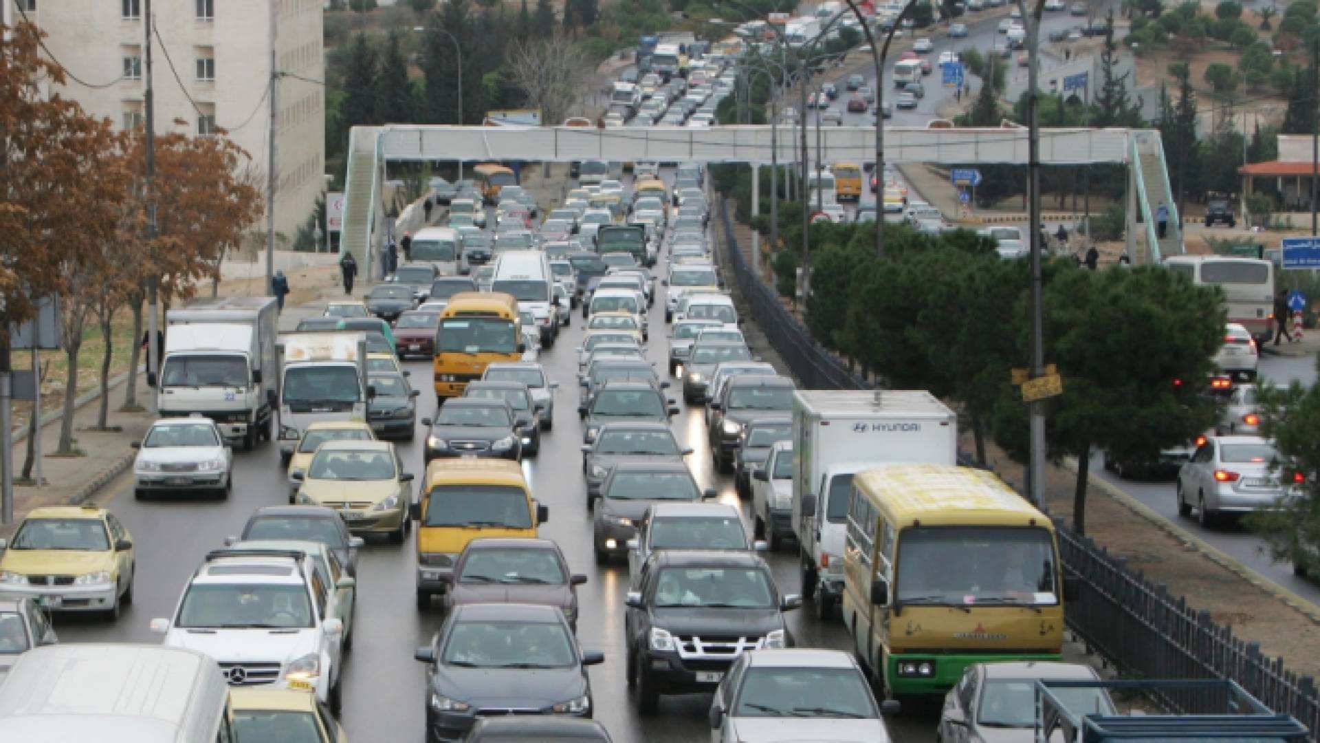 أزمة سير في شارع الاستقلال بالعاصمة عمان