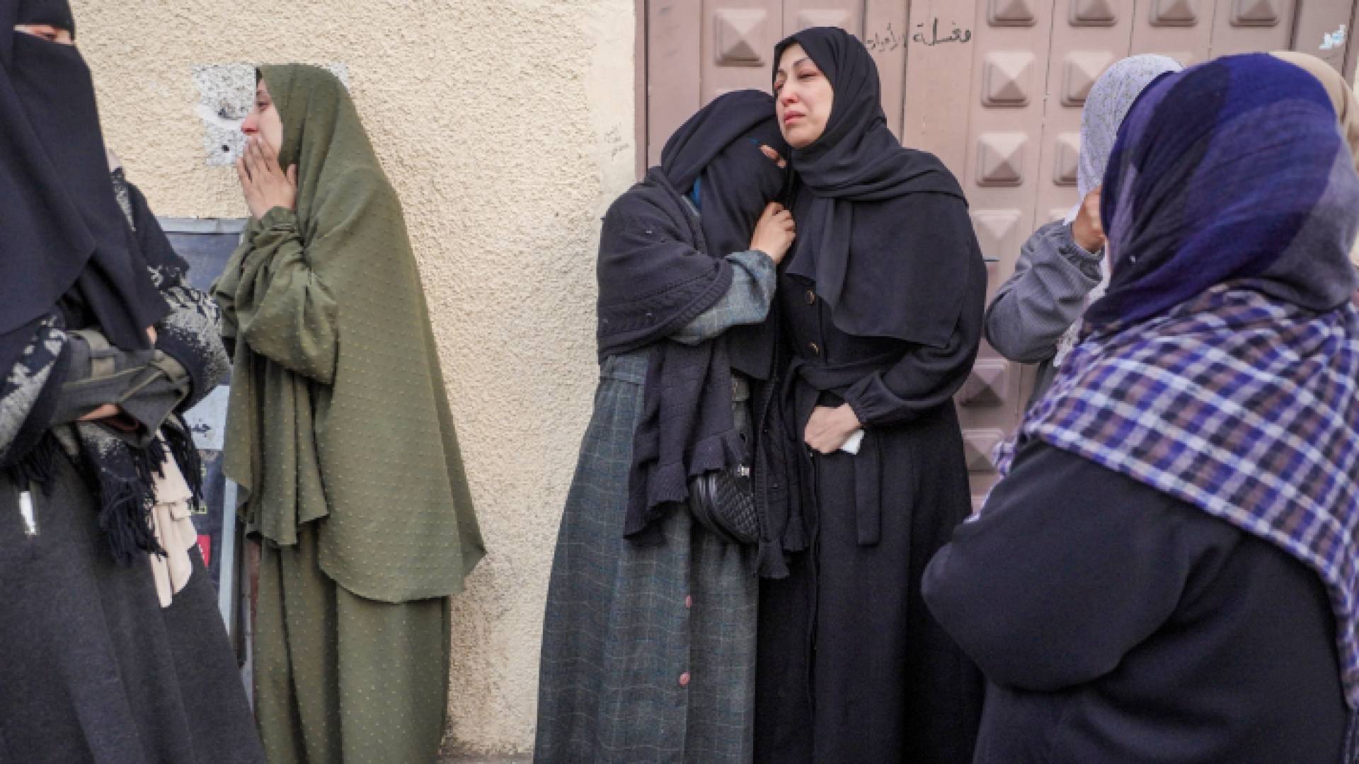 فلسطينيات يبكين شهداء أقارب لهن في قطاع غزة