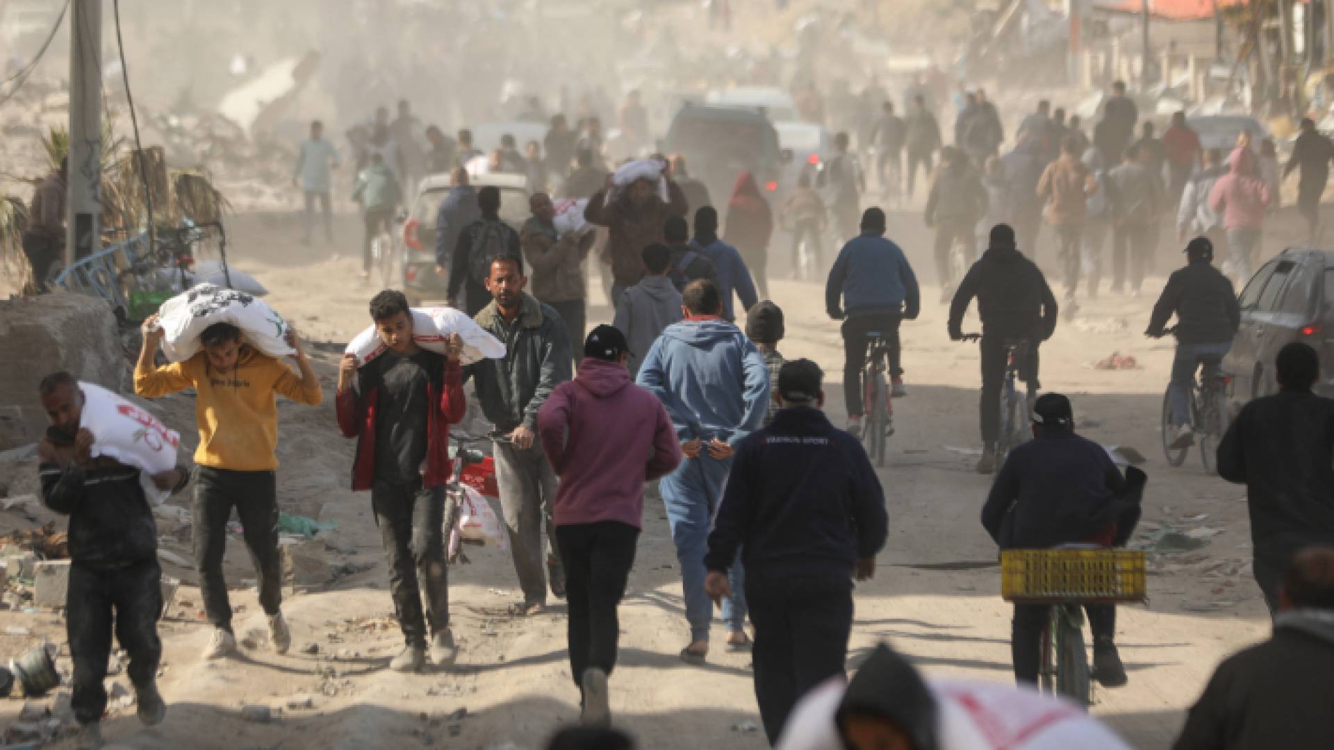 غزيون يتهافتون للحصول على القليل من الطعام