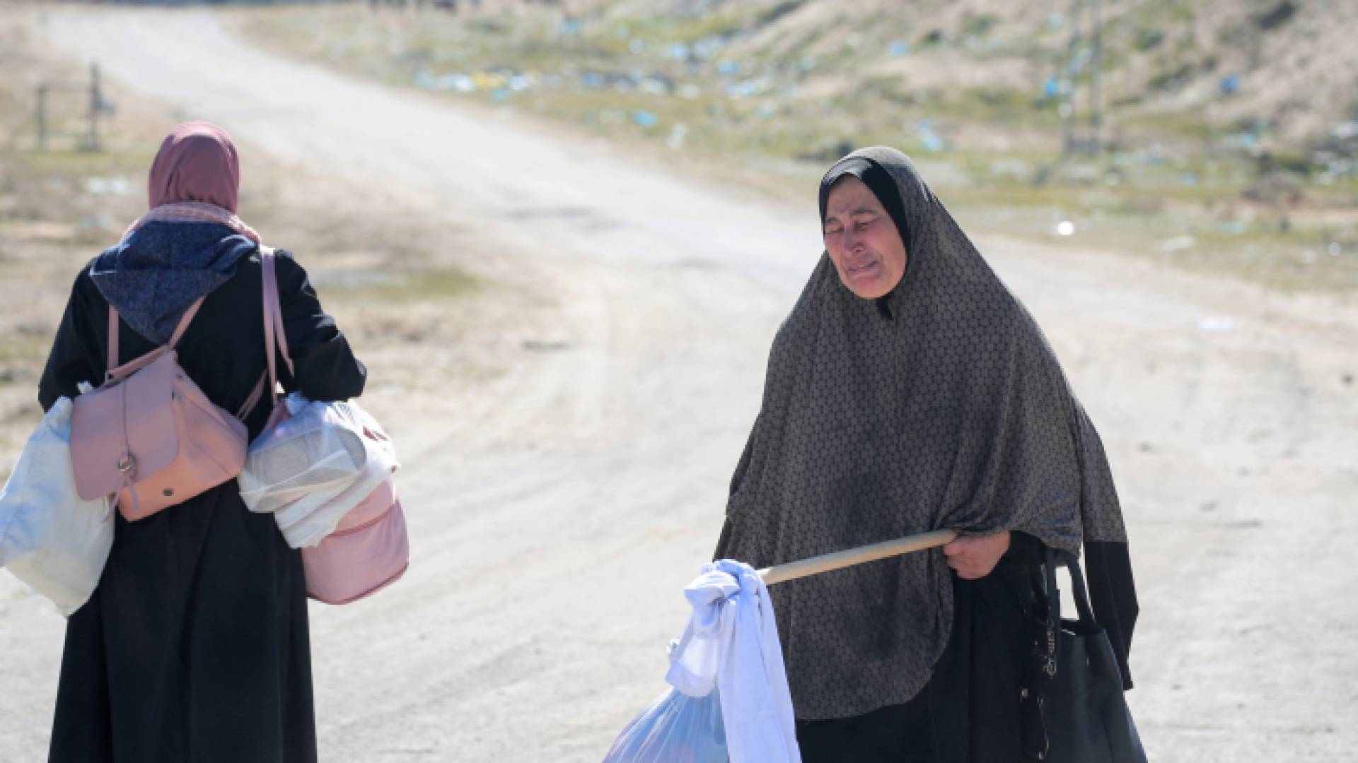 فلسطينية تبكي قهرا في قطاع غزة