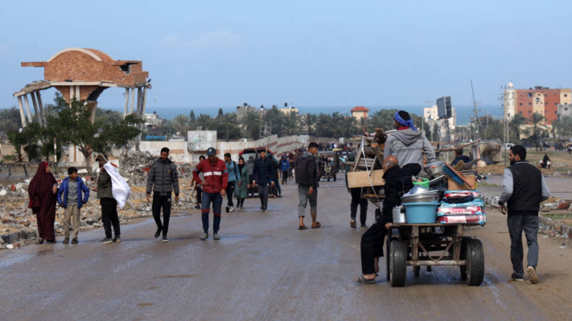 فلسطينيون يحملون بعض متعلقاتهم الشخصية أثناء مغادرتهم خان يونس جنوبي قطاع غزة