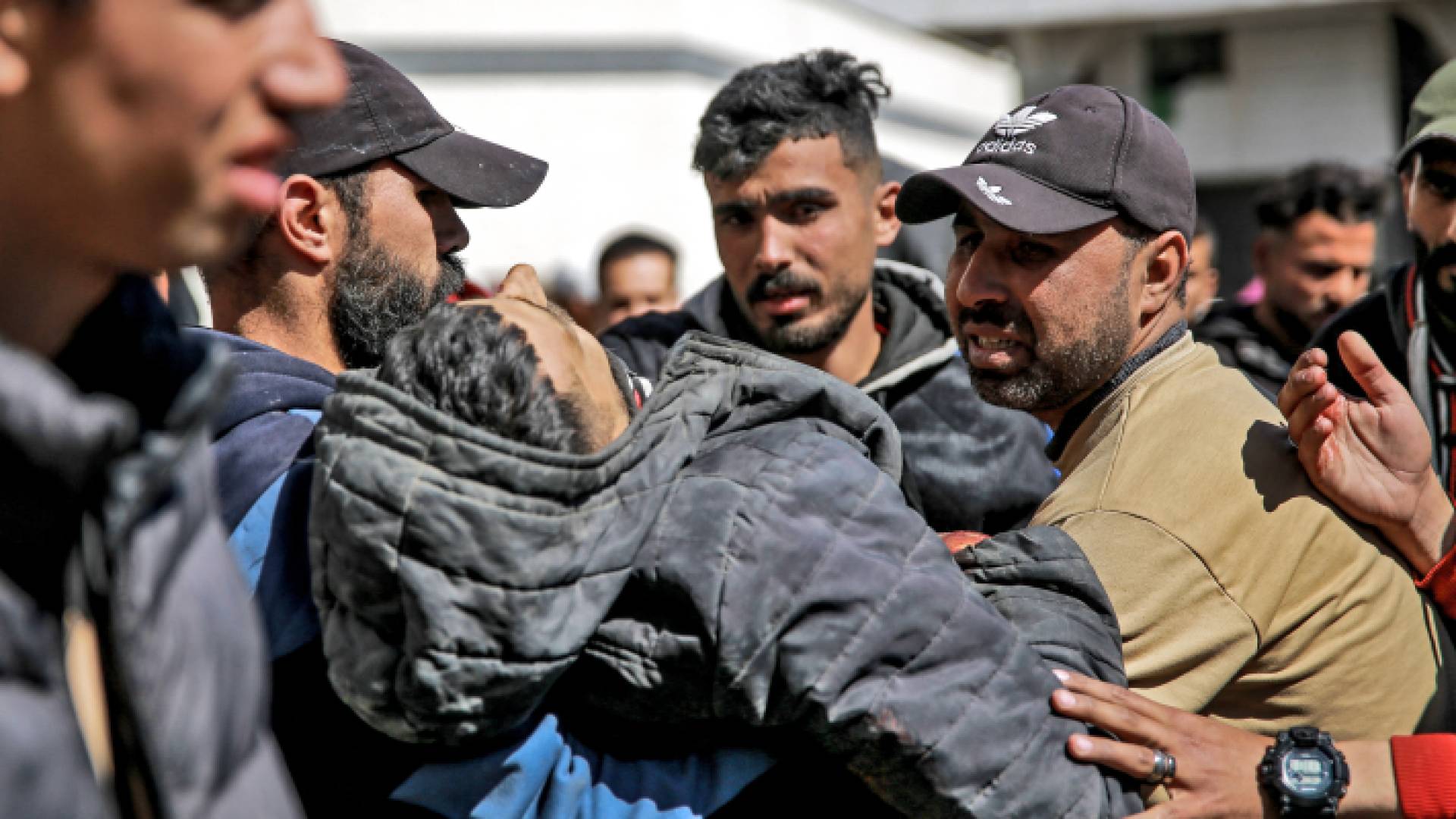 استشهاد فلسطيني أثناء بحثه عن الطعام في شارع الرشيد