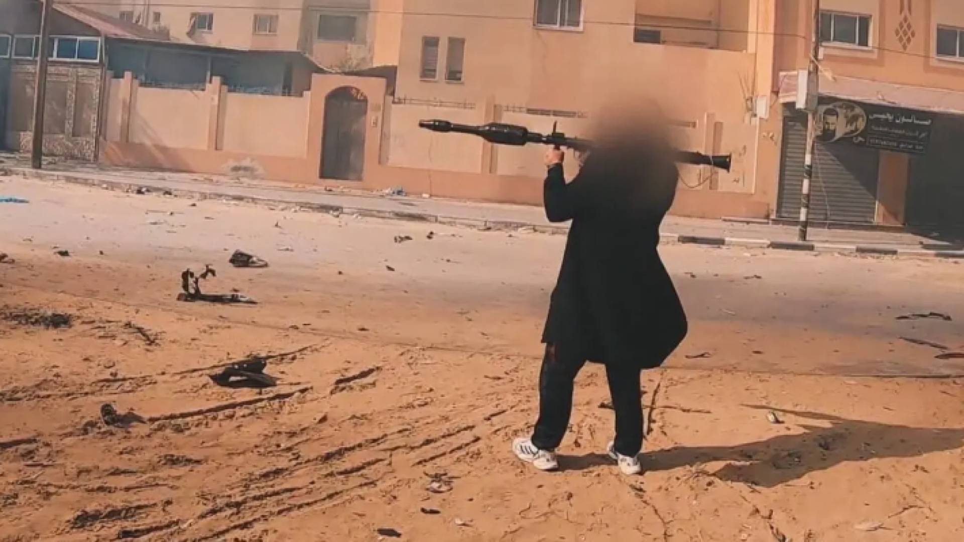 صورة للمقاتل الأنيق أثناء استهداف آليات الاحتلال