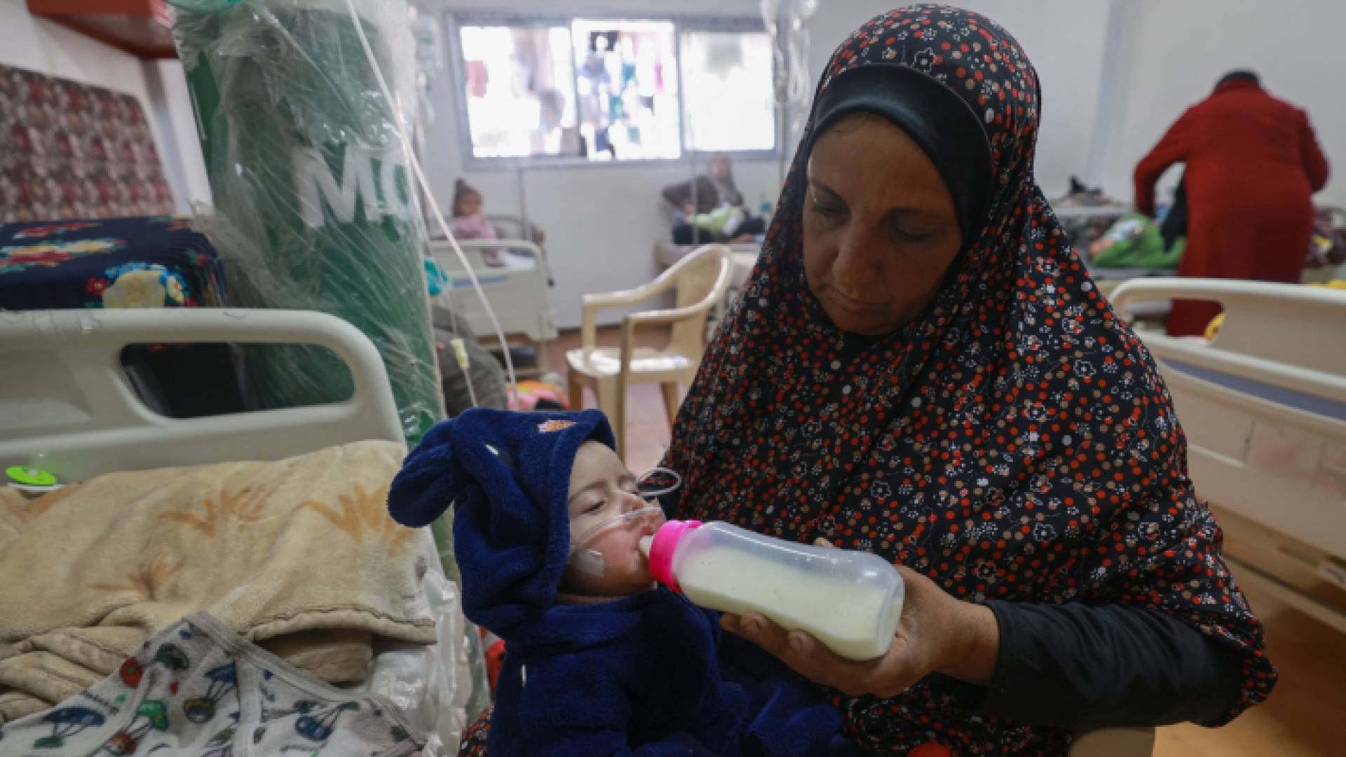 محولة انقاذ حياة الصغير جراء سوء التغذية