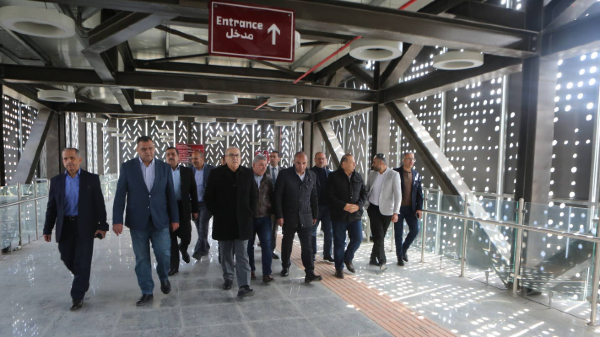 خلال جولة تفقدية لوزير الأشغال وأمين عمان لمسارات حافلات التردد السريع عمان - الزرقاء