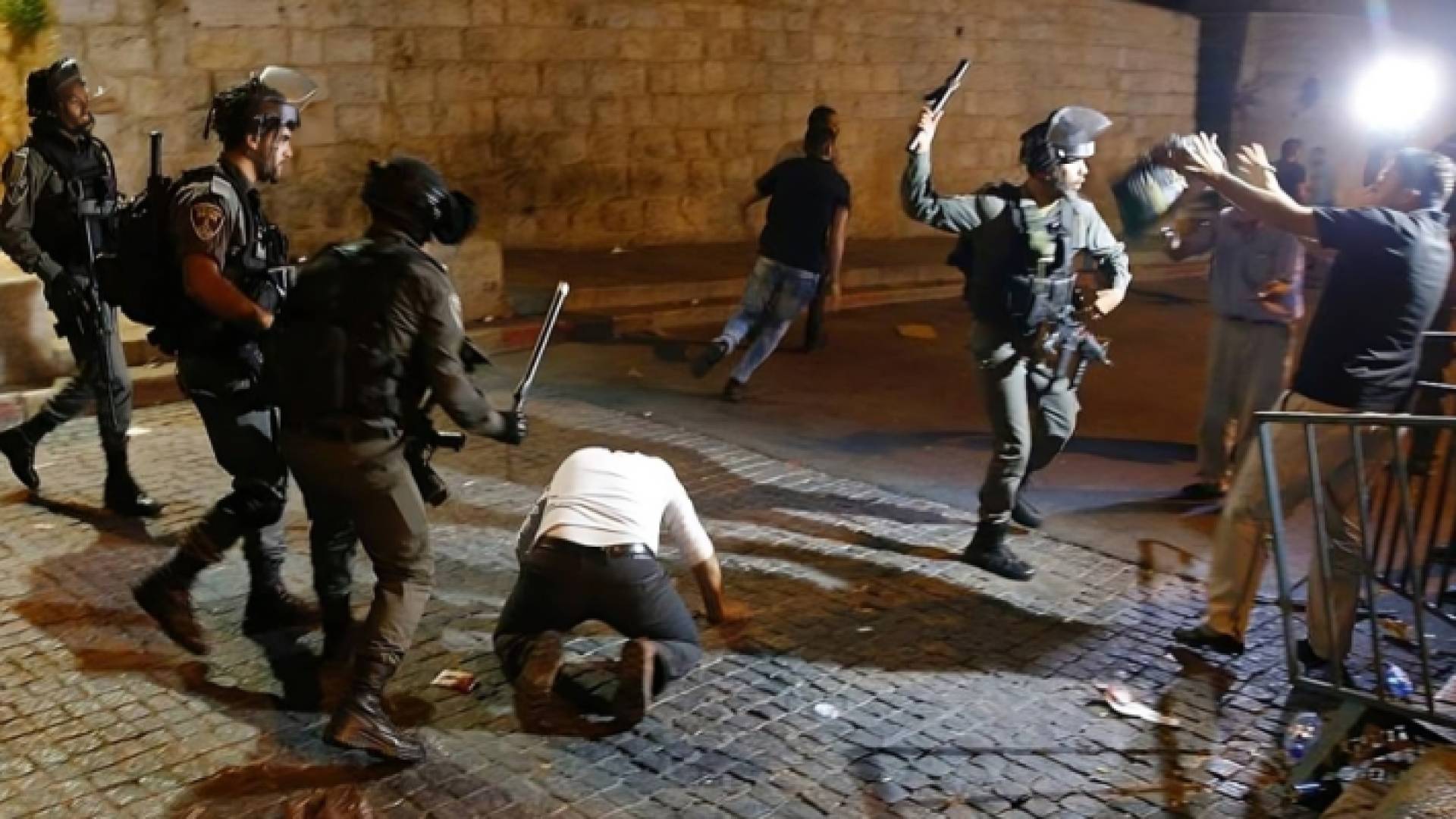 اعتداء على فلسطينيين قرب باب الاسباط