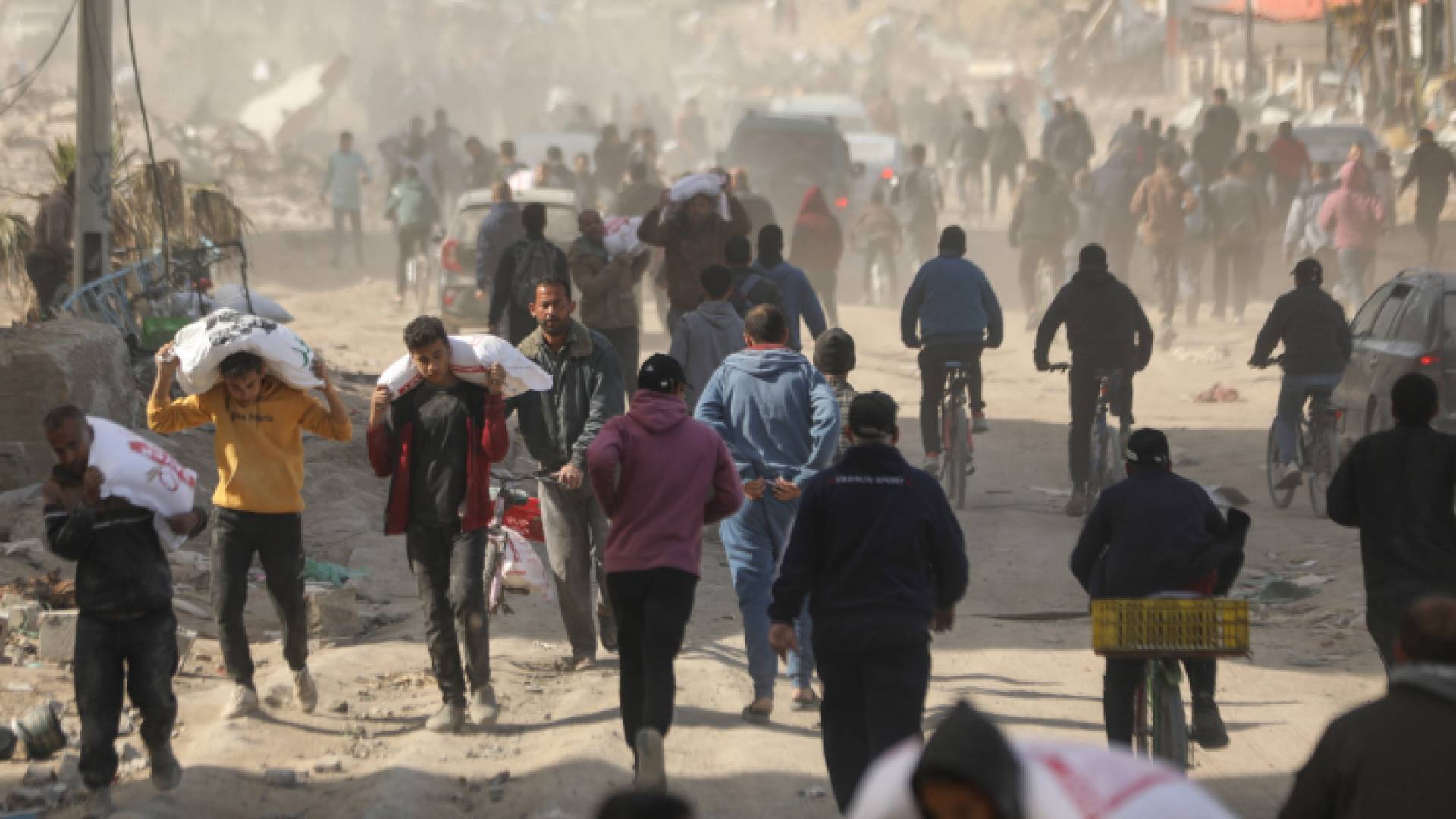 فلسطينيون يتوافدون للحصول على مساعدات