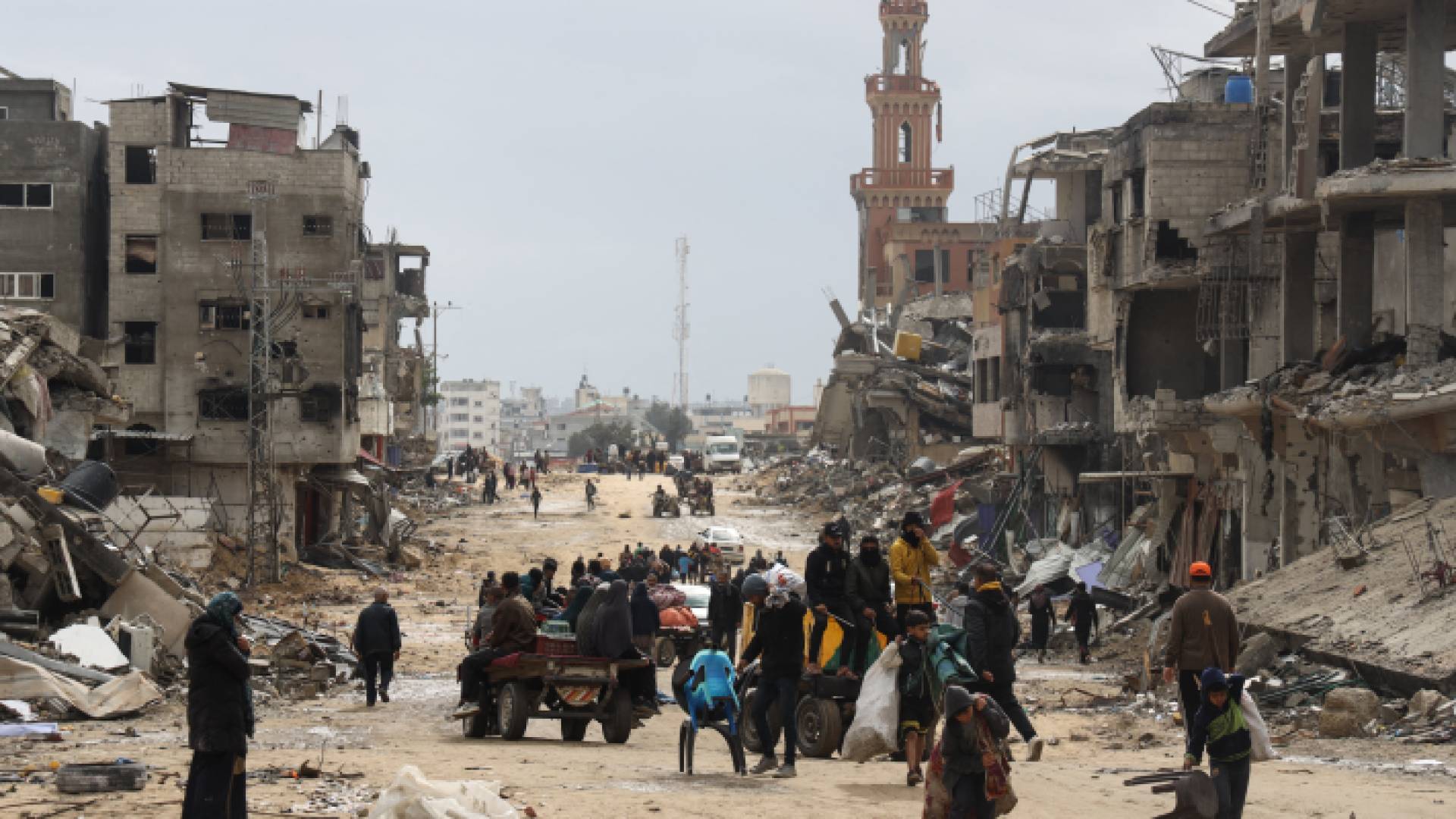 فلسطينيون ينقلون بعض المتعلقات الشخصية أثناء مغادرتهم خان يونس