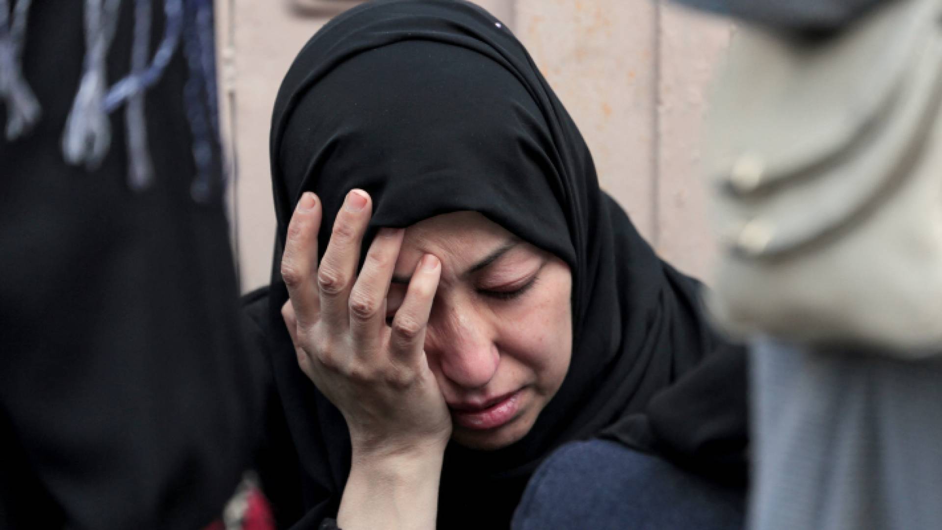 فلسطينية تبكي عائلتها في قطاع غزة