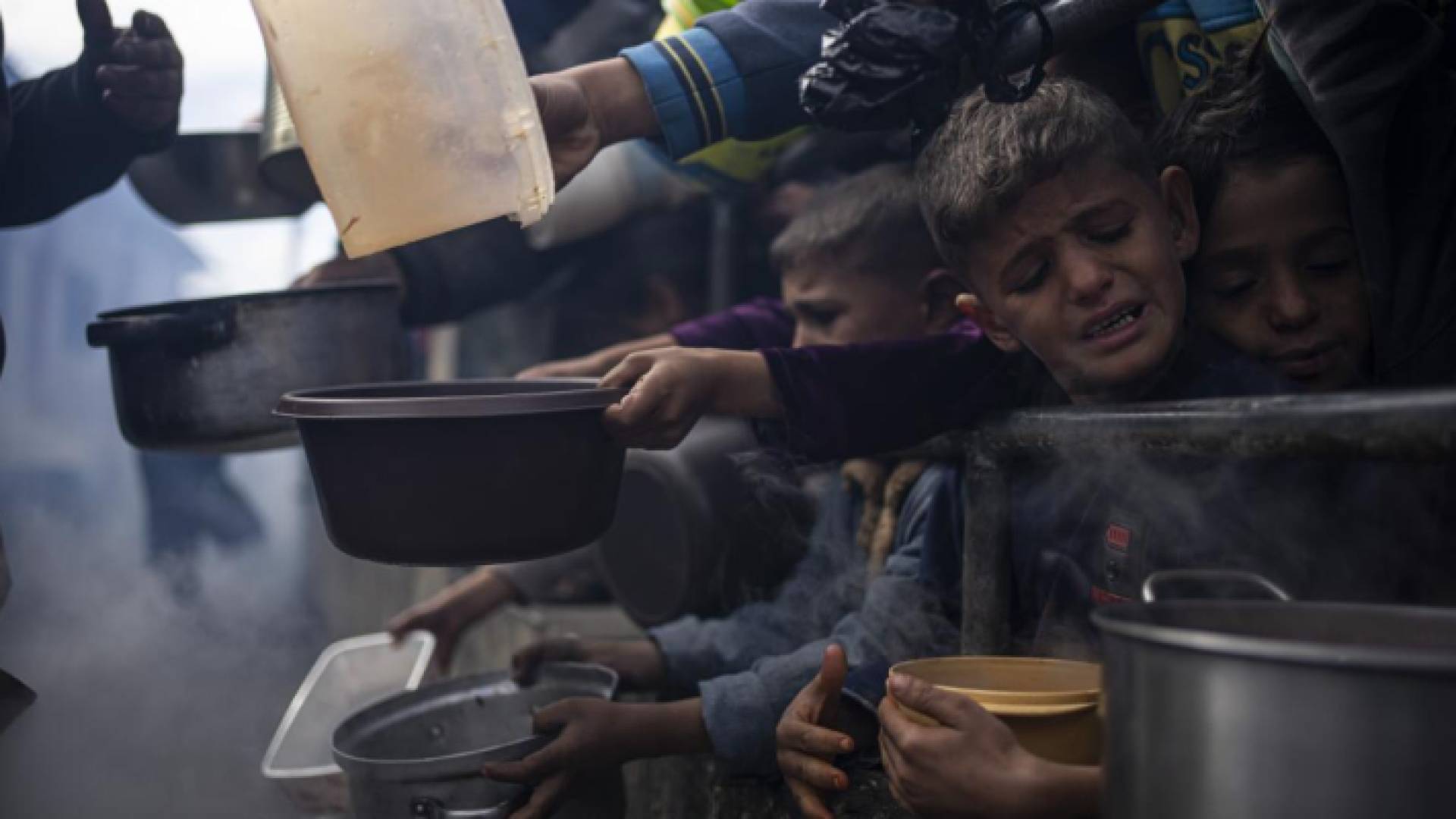 فلسطينيون يسعون الحصول على مساعدات إغاثية