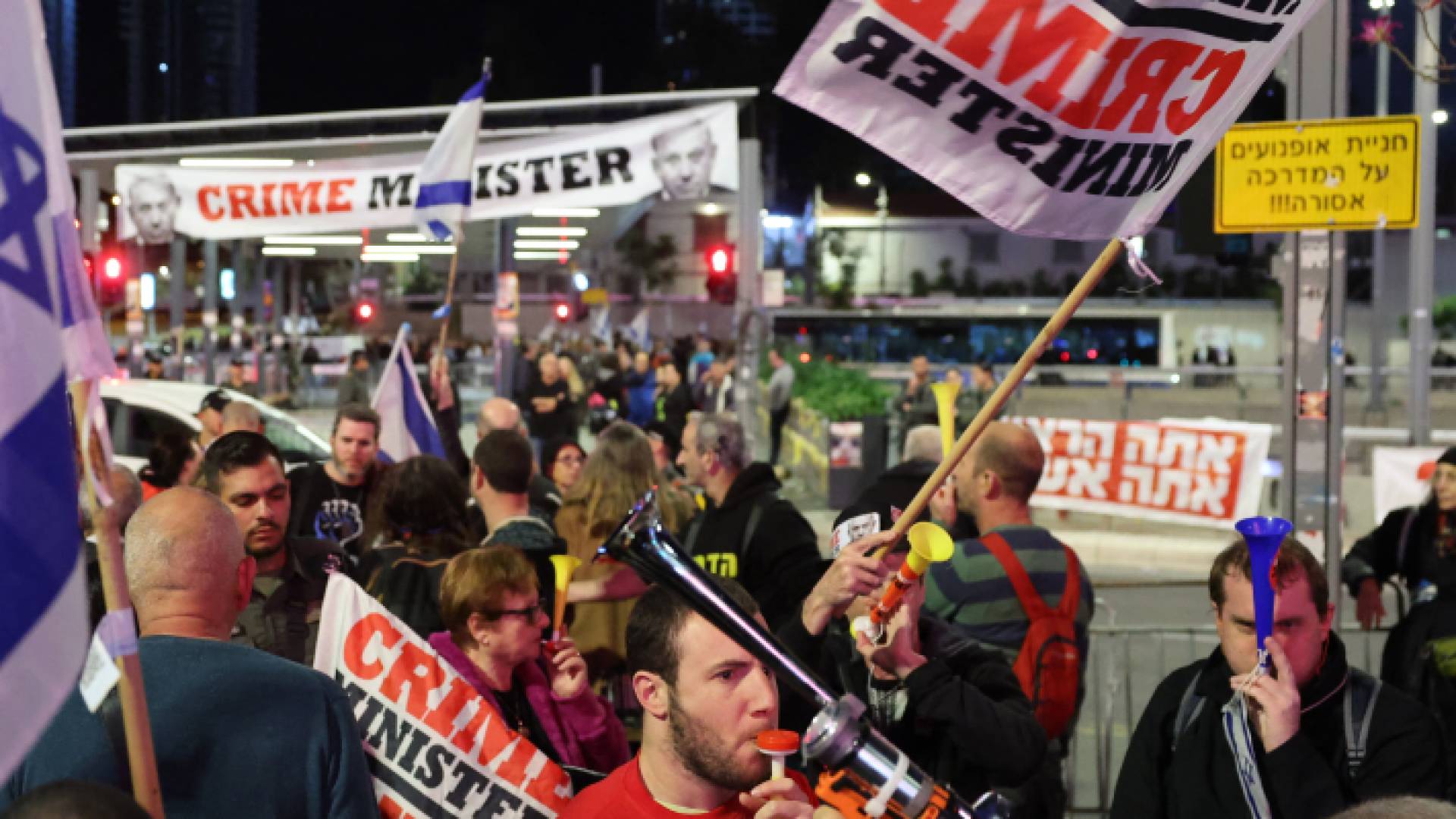 مستوطنون يعلقون على صورة نتنياهو بـ"وزير الإجرام"