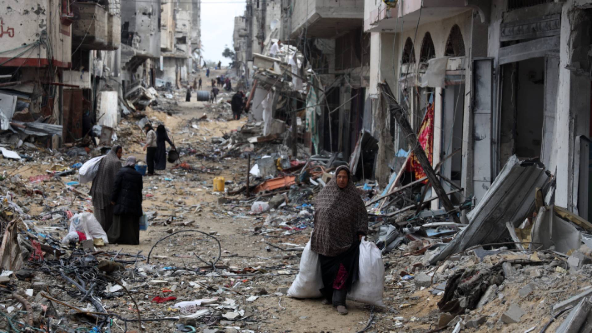 فلسطينيون في خان يونس يتفقدون ما تبقى من منازلهم بعد قصف الاحتلال