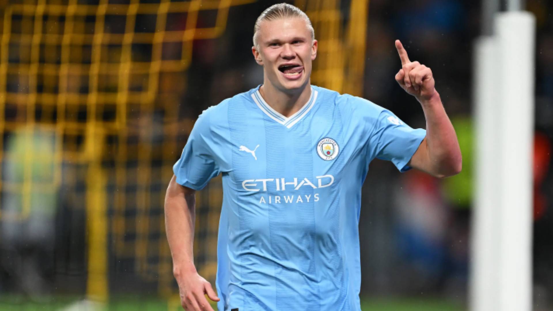 هالاند يحتفل بهدف سابق