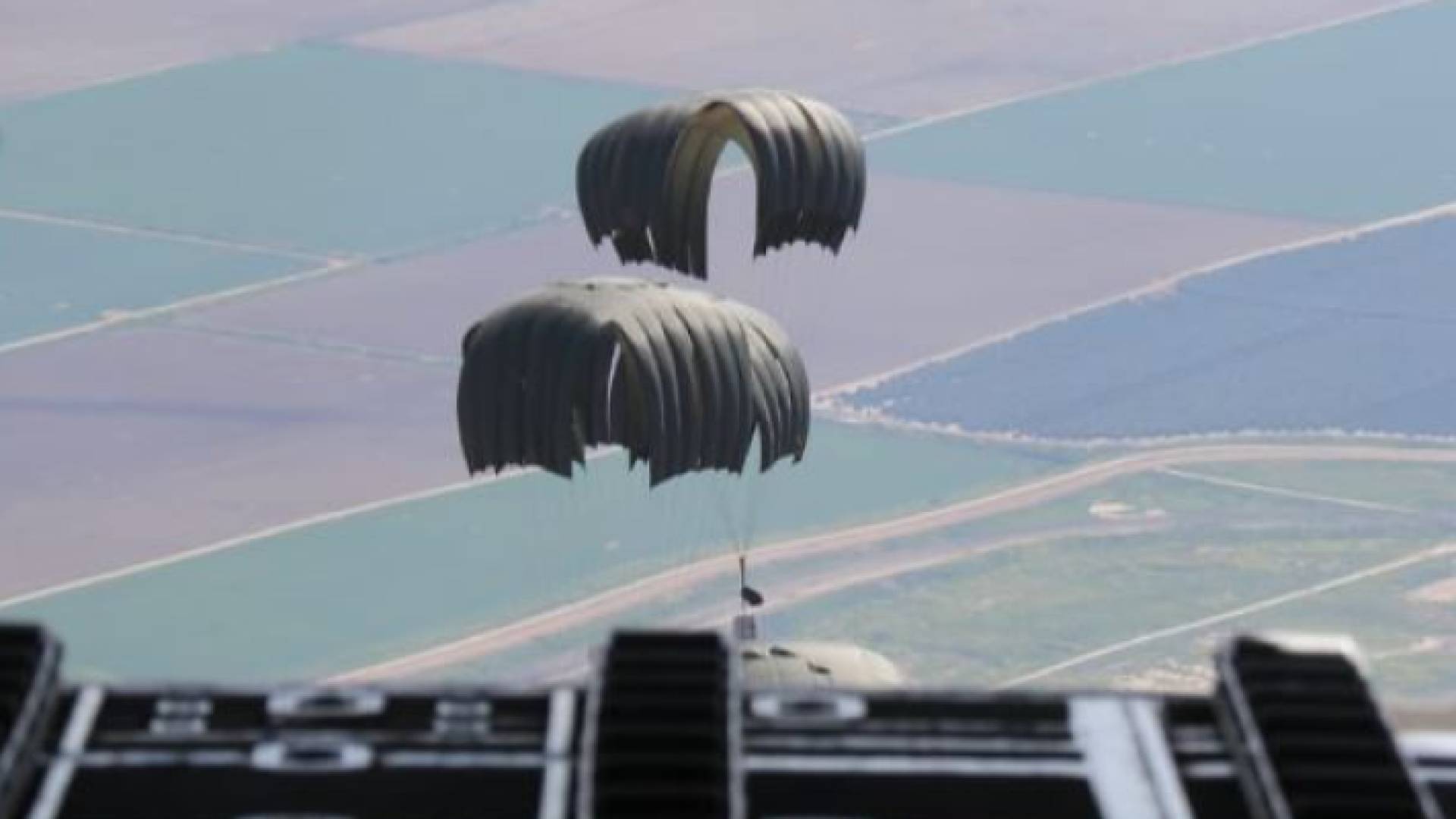 إنزال مساعدات فوق قطاع غزة