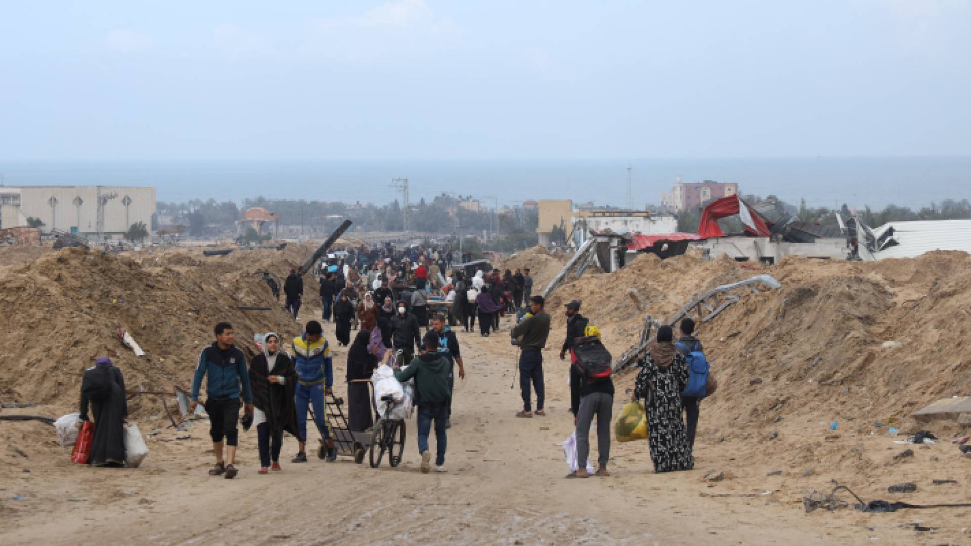 غزيون بتوافدون للبحث عن الطعام والمساعدات وإيصال المساعدات
