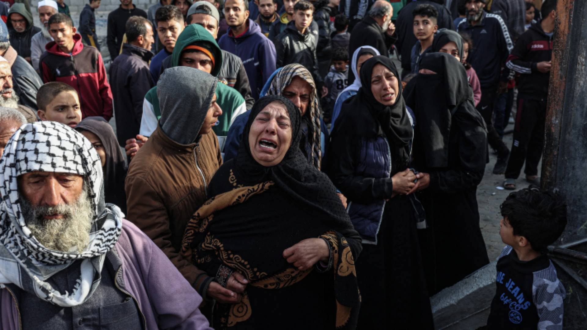 فلسطينيون يبكون قهرا وخوفا في القطاع "أ ف ب"
