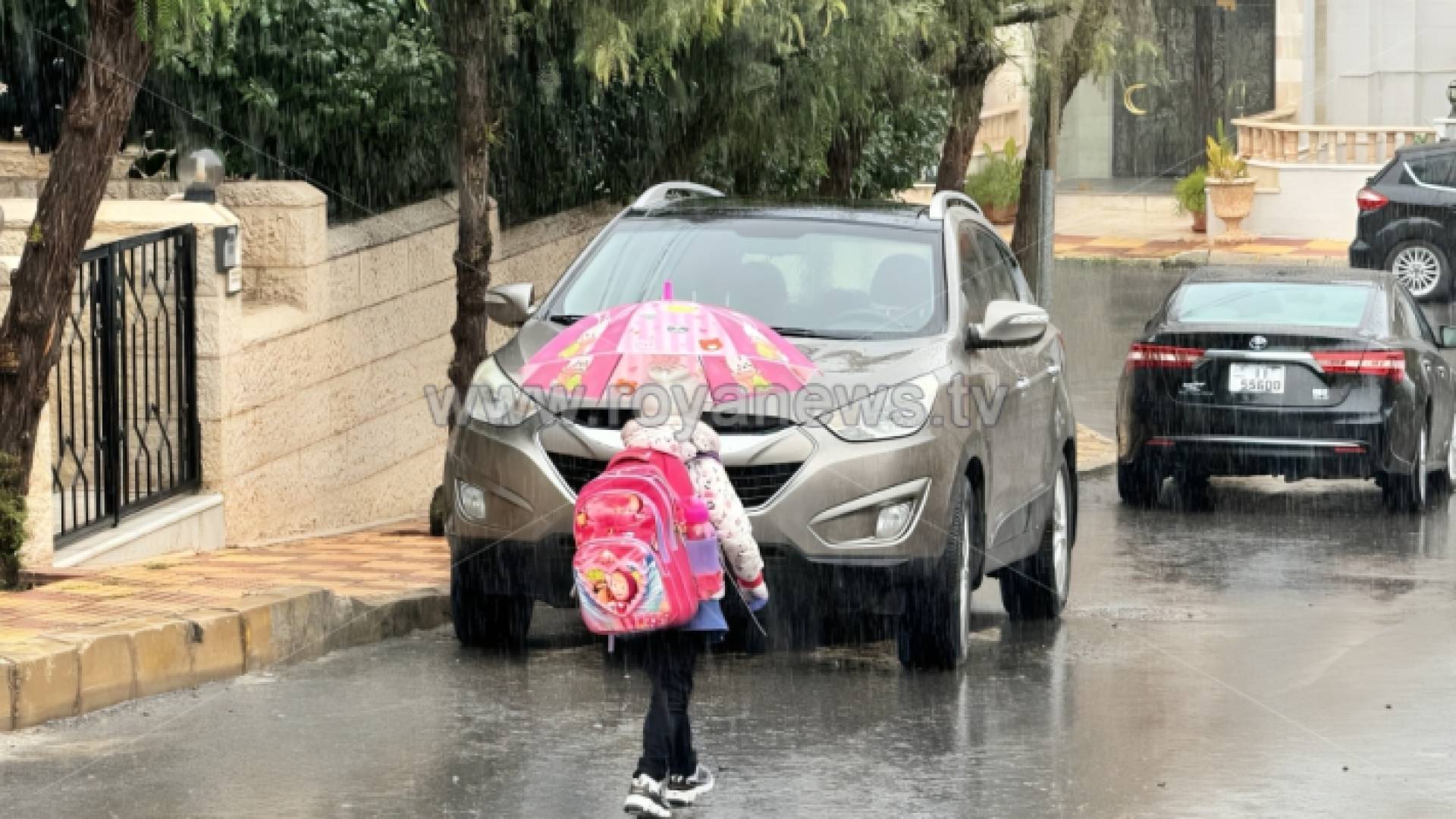 طالبة تذهب إلى مدرستها في عمان