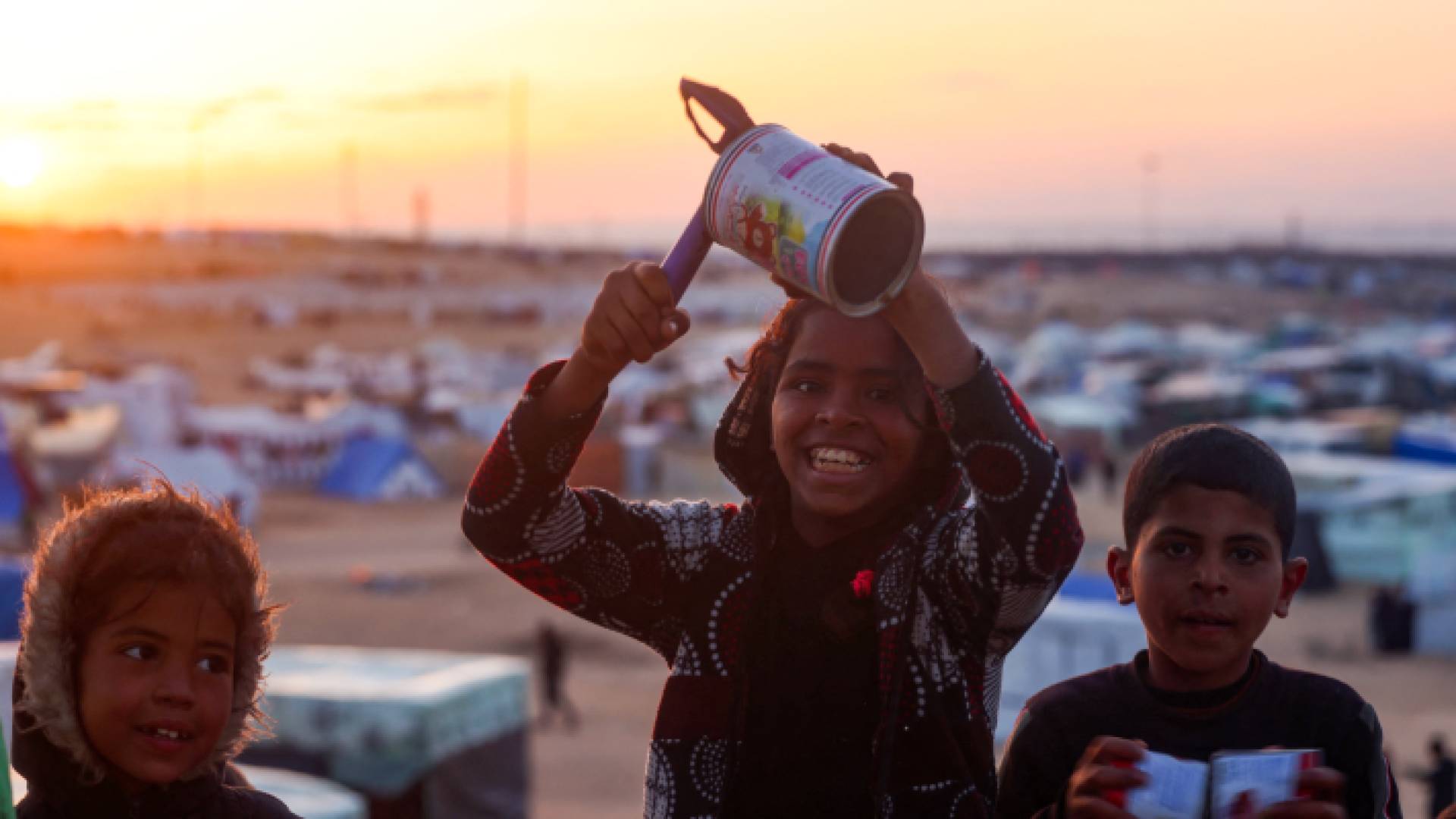 أطفال يلعبون في مخيم للفلسطينيين النازحين في رفح جنوبي غزة - AFP