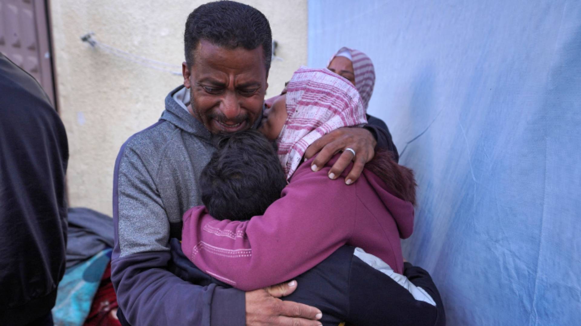 فلسطينيون يبكون أقاربها بغزة