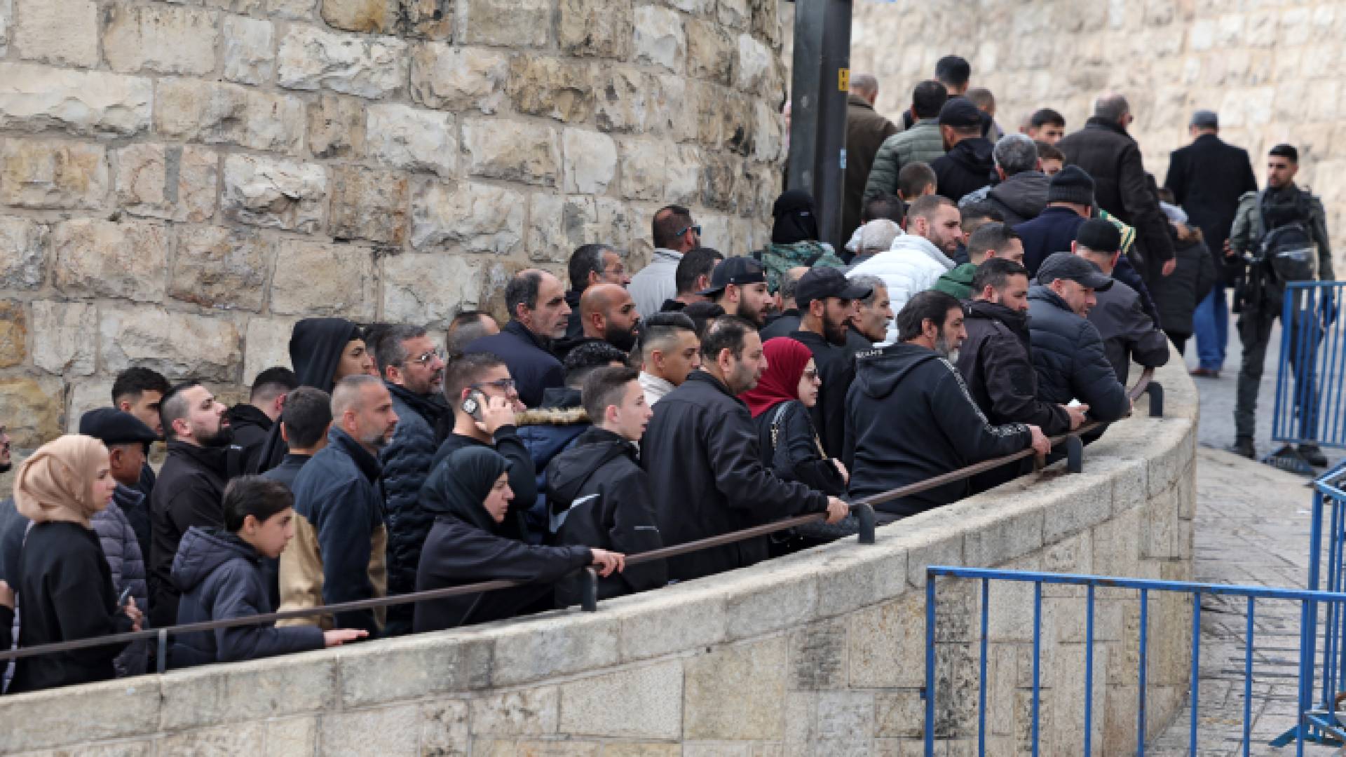 فلسطينيون عند نقطة تفتيش بالقرب من باب الأسباط