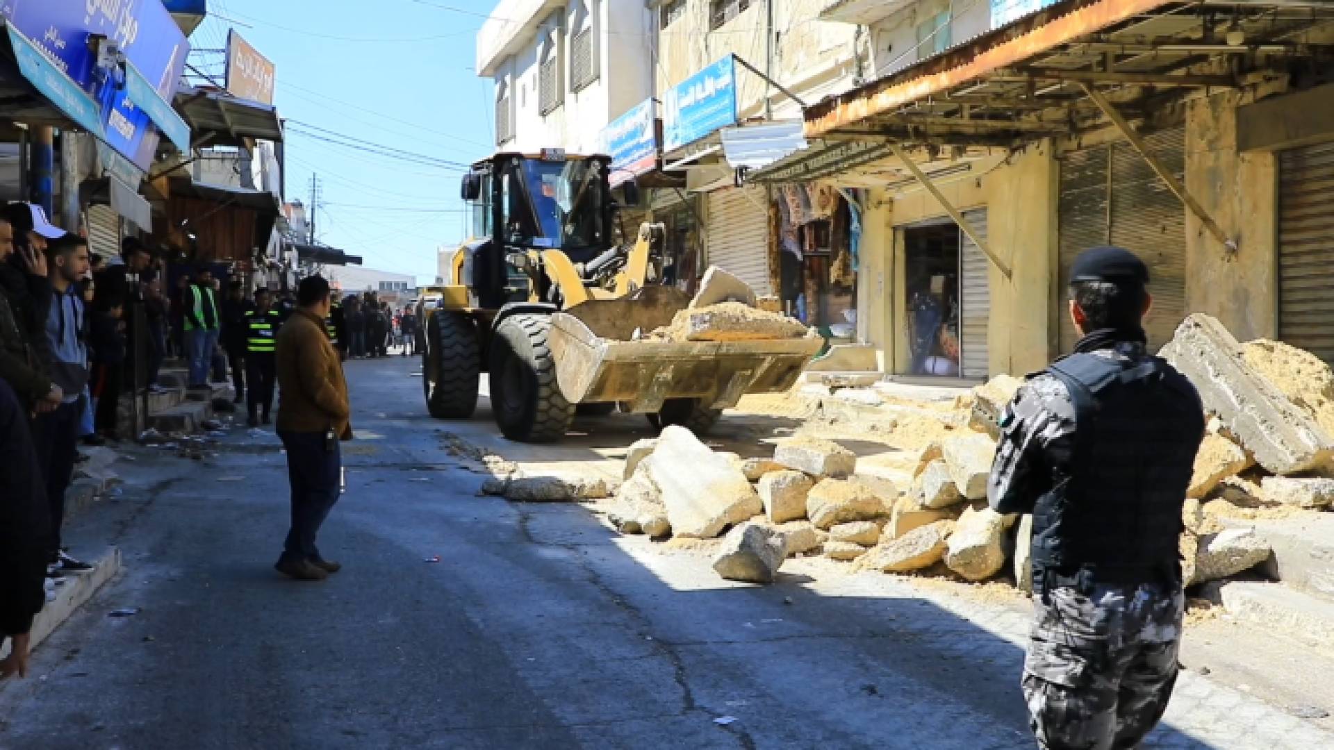 أثناء إزالة رصيف مخالف في مخيم الوحدات