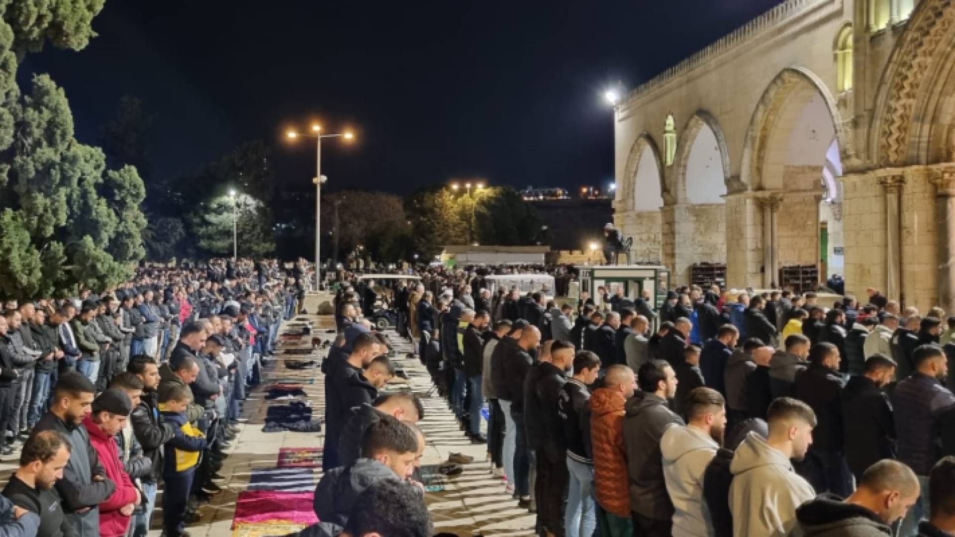 فلسطينيون يؤدون صلاتي العشاء والتراويح في رحاب المسجد الأقصى