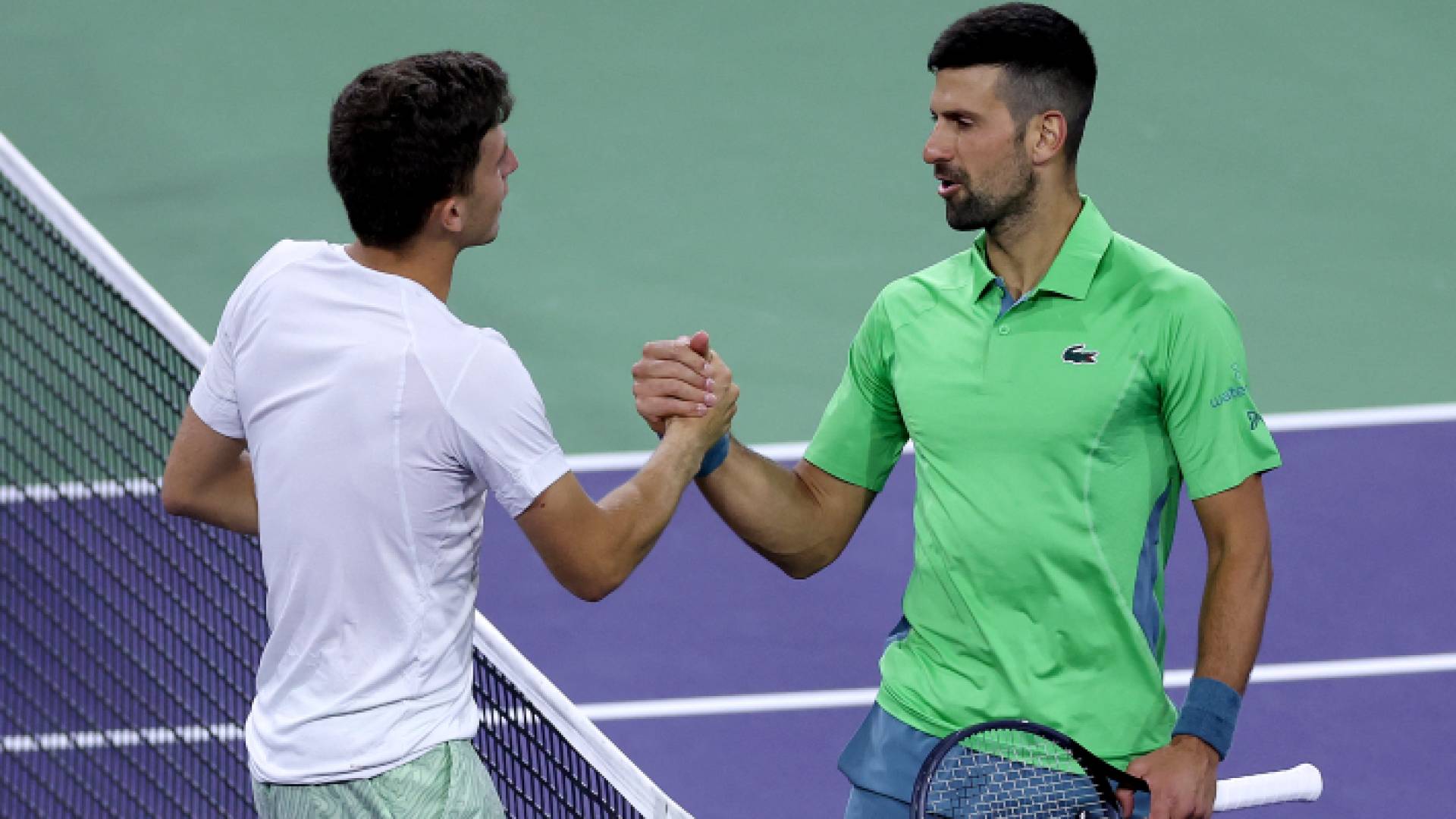 لاعبا التنس نوفاك دجوكوفيتش ولوكا ناردي