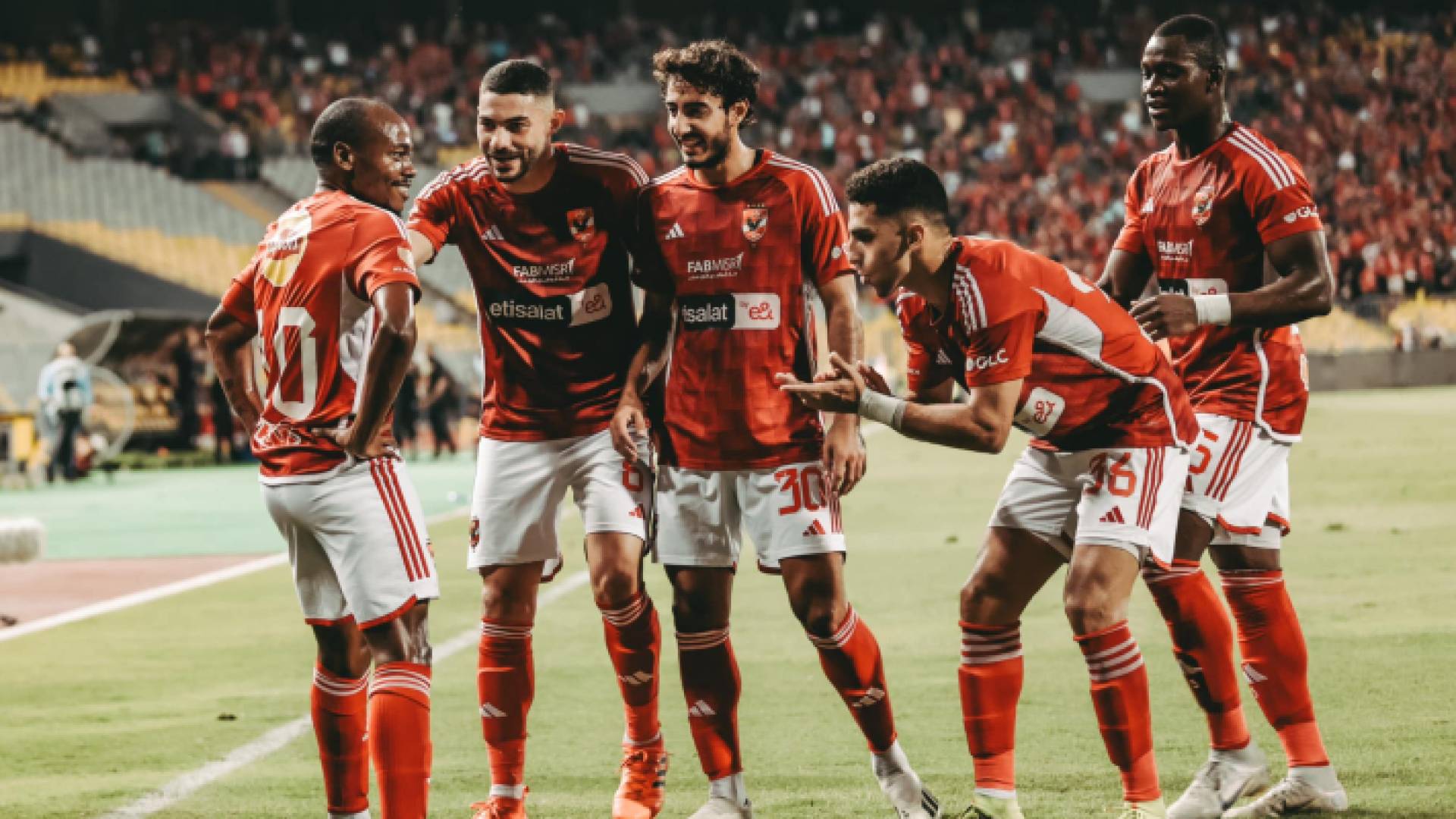 نجوم الأهلي المصري يحتفلون بهدف سابق