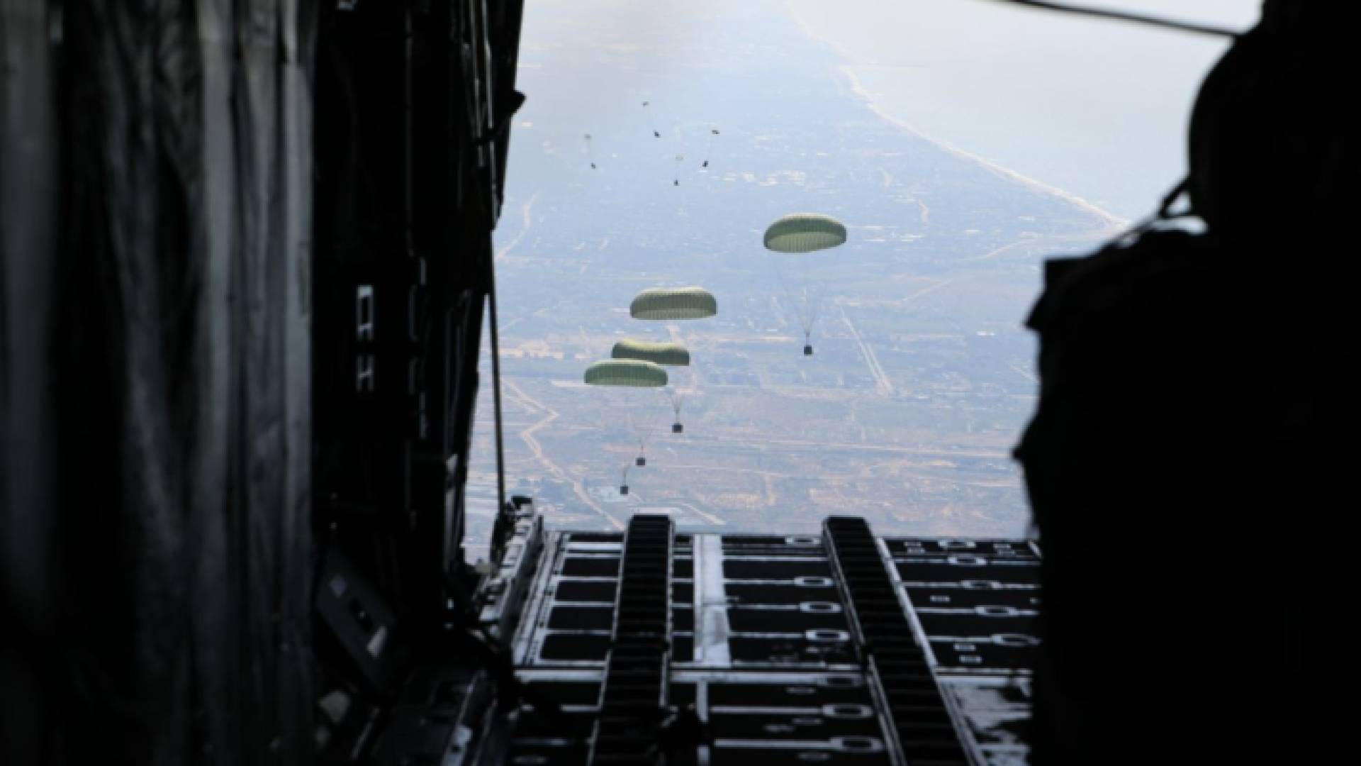 انزال مساعدات على قطاع غزة