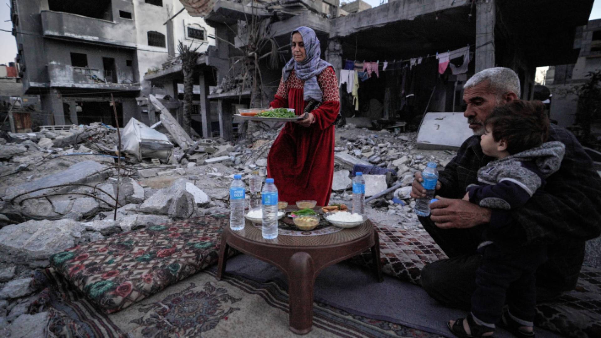 عائلة في غزة تجلس على مائدة الإفطار بين الركام