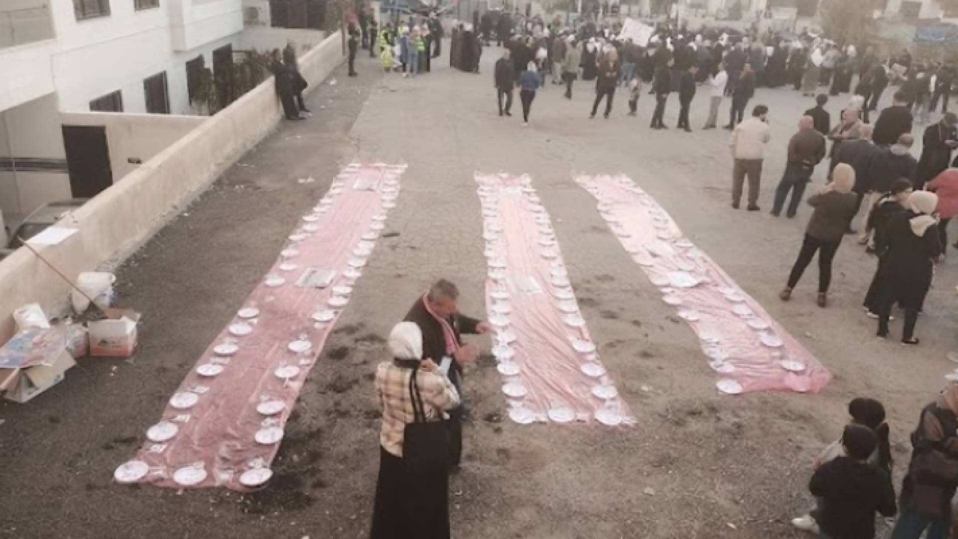 افطار رمضاني في ساحة مسجد الكالوتي في عمان