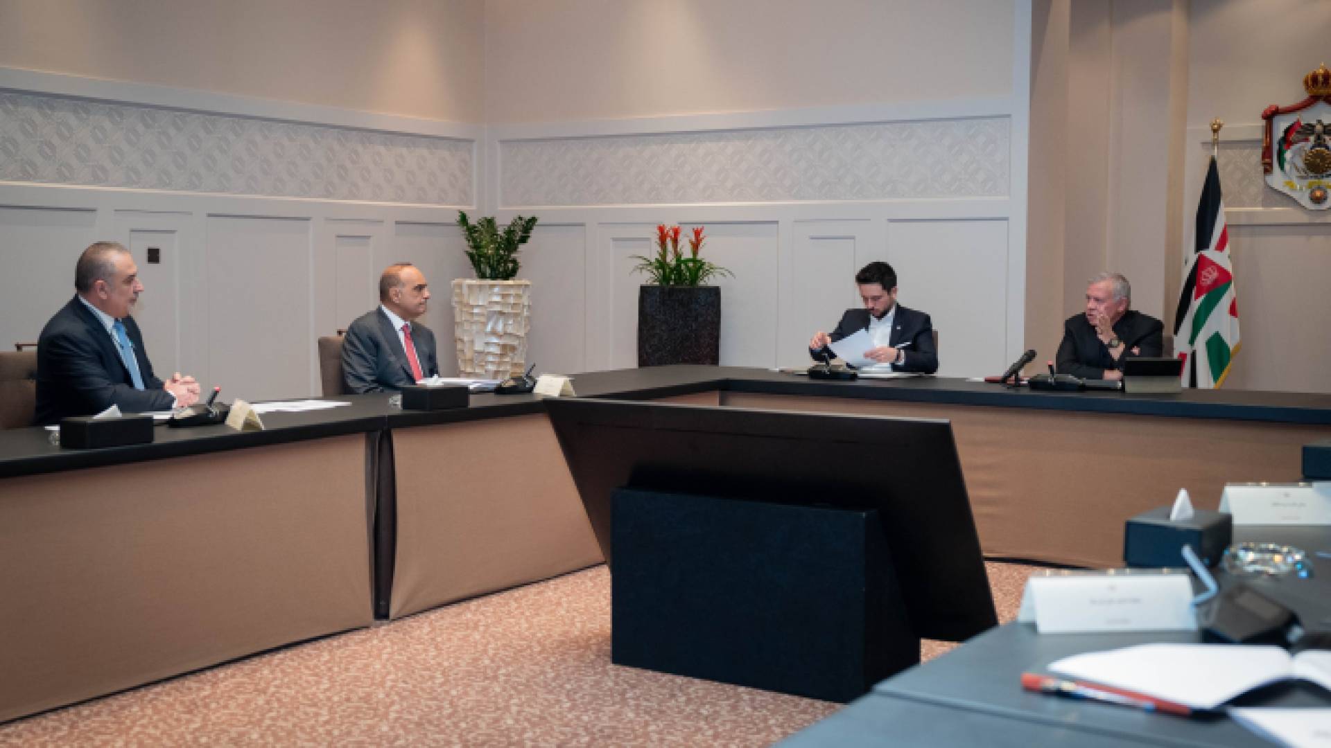 الملك خلال اطلاعه على سير العمل في البرنامج التنفيذي لتحديث القطاع العام