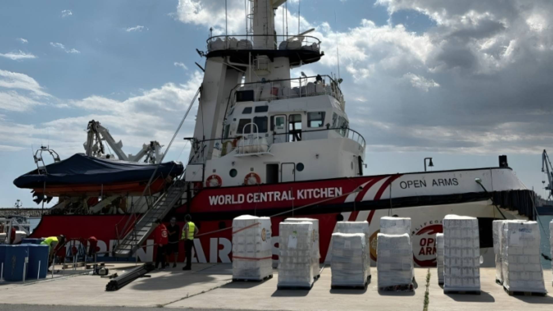 أول سفينة تحمل مساعدات إنسانية تنطلق من قبرص إلى غزة