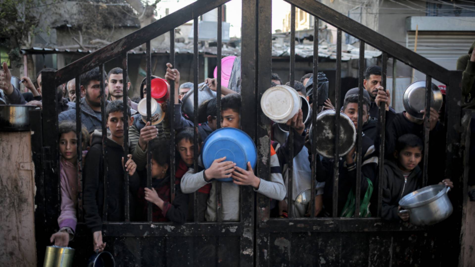 فلسطينيون ينتظرون حصولهم على القليل من الطعام في غزة "أ ف ب"